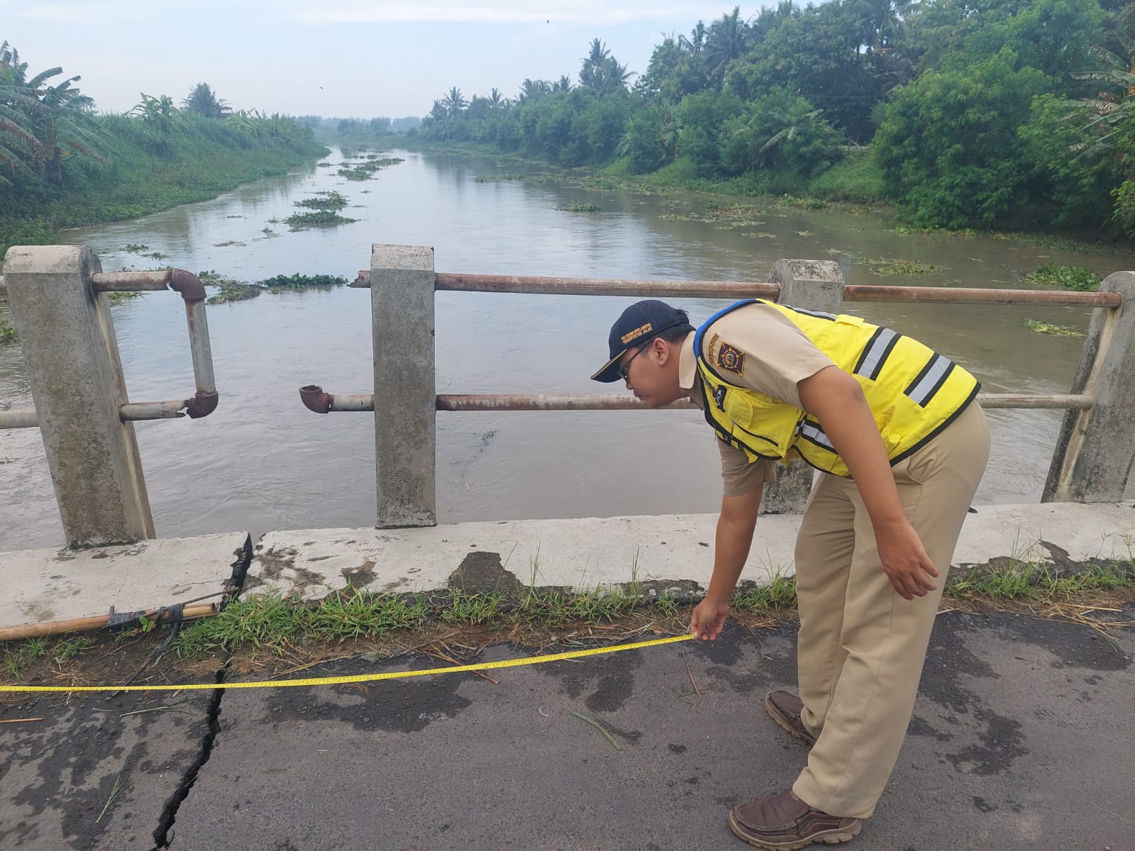 UKUR: Staf DPUPKP Kulon Progo melakukan pengukuran dan analisis sebab terjadinya kerusakan di Jembatan Trisik.