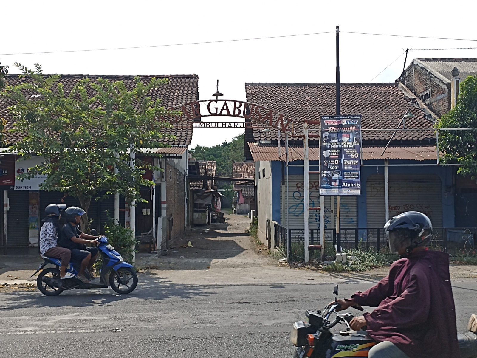 GAPURA: Pengendara melintas di depan gapura gang kawasan tanah kas desa (TKD) di sisi utara Pasar Seni dan Wisata Gabusan, Kalurahan Timbulharjo, Kapanewon Sewon, Bantul.