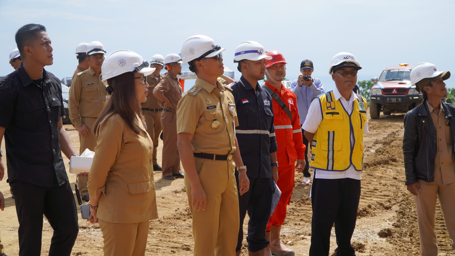 CEPAT: Bupati Gunungkidul Sunaryanta memonitoring proyek pembangunan jalan baru Kretek-Girijati, Senin (29/1).