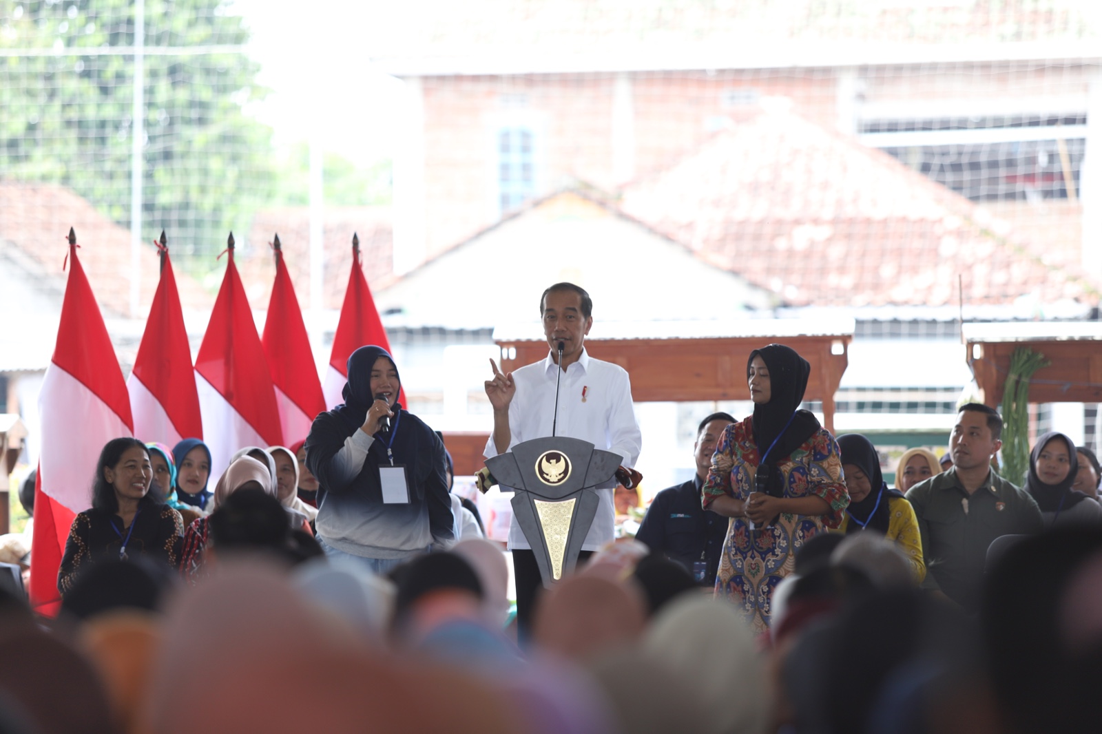 TERBAIK: Presiden Joko Widodo saat menghadiri Temu Nasabah PT PNM Mekaar se-Kabupaten Bantul di Lapangan Keyongan Kidul Sabdodadi, Bantul, Selasa (30/1).