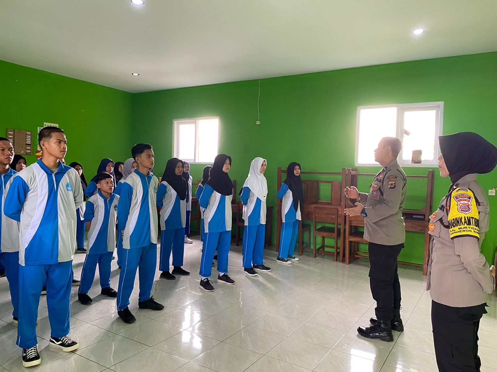 BANYAK MANFAAT - Pelajar Madrasah Aliyah Darul Mushlihin (Madamusba) Bantul melaksanakan Pelatihan Baris Berbaris (PBB) bersama polsek setempat Selasa (30/1/2024)