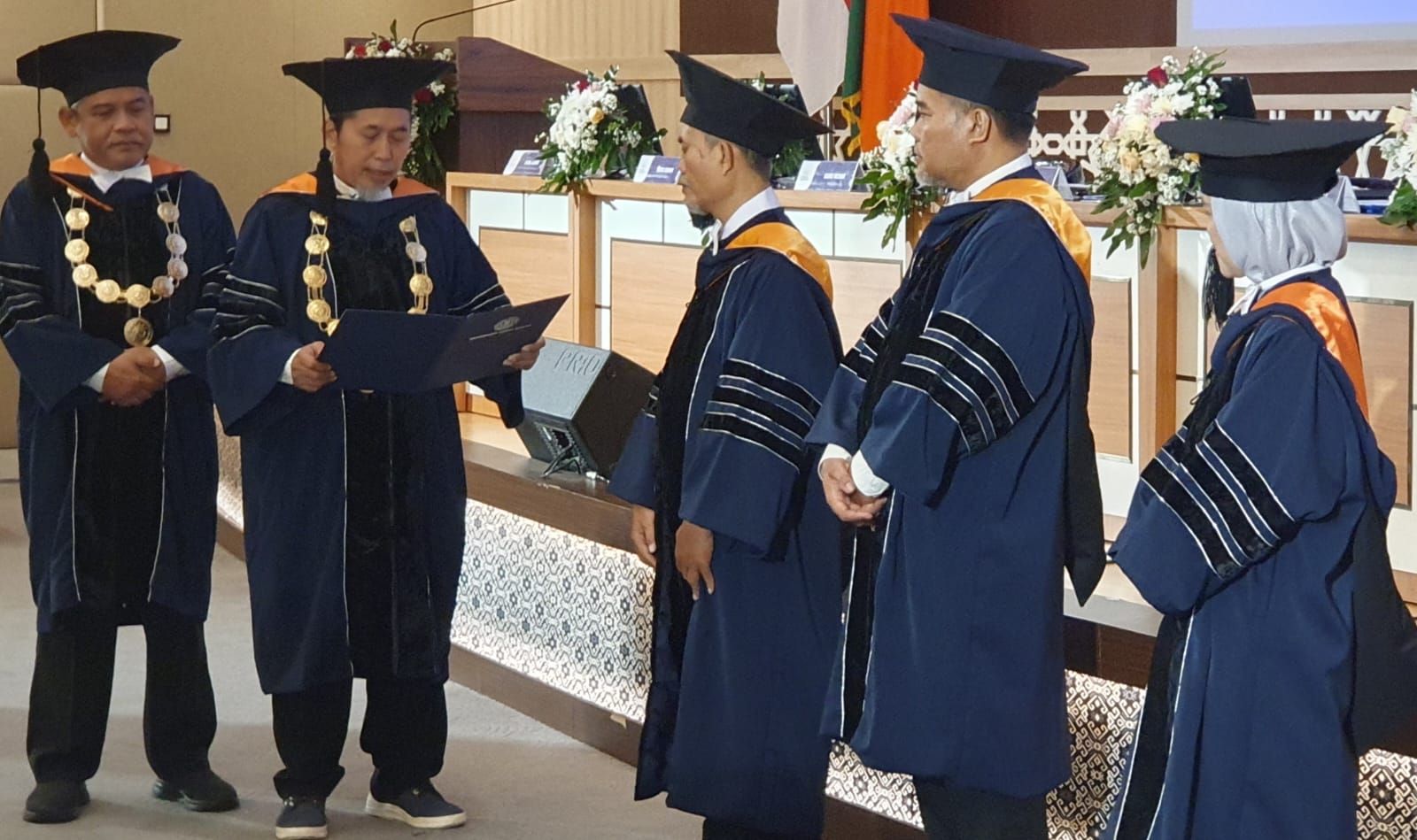 SELAMAT - Pengukuhan tiga Guru Besar UAD berlangsung di Amphitarium Lantai 9 Kampus 4 UAD pada Selasa (30/1/2024)