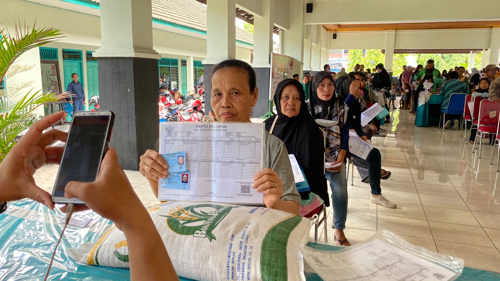 pembagian bantuan pangan cadangan beras dari Pemerintah kepada masyarakat wilayah kelurahan Maguwoharjo, Sleman dilaksanakan selama satu hari, Selasa (30/01/2024).