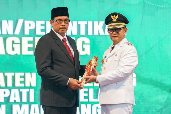 RESMI: Pj Gubernur Jawa Tengah Nana Sudjana saat melantik Pj Bupati Magelang Sepyo Achanto di Gedung Gradhika Bhakti Praja, Semarang, Senin sore (29/1/2024).