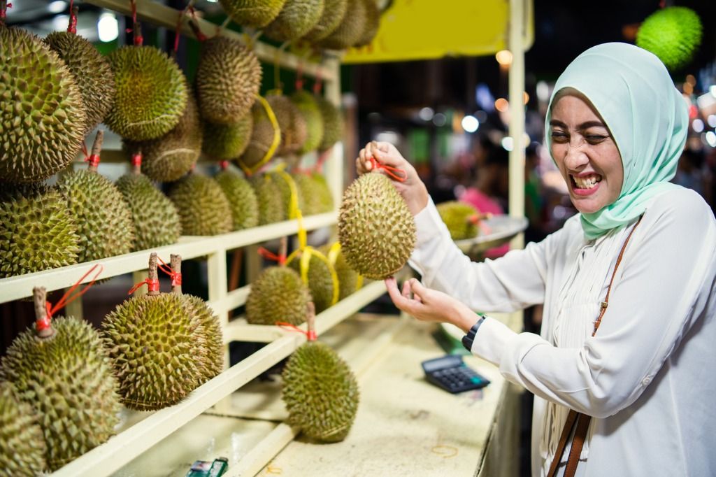 Ilustrasi memilih durian yang manis dan tidak zonk.