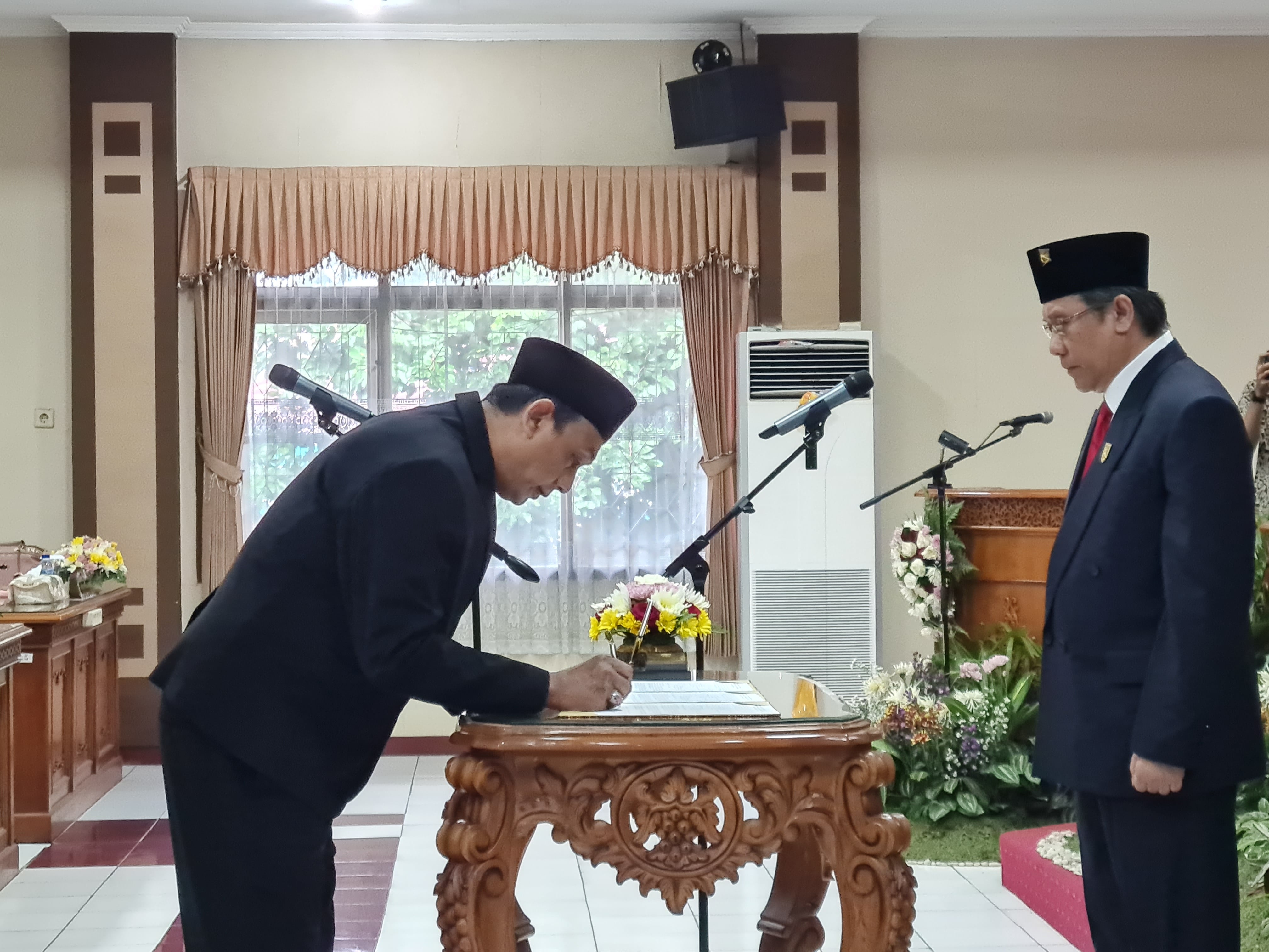 RESMI: Ketua DPRD Kota Magelang Budi Prayitno saat melantik dan mengambil sumpah jabatan PAW anggota DPRD Kota Magelang Awan Hernowo, Selasa (30/1).