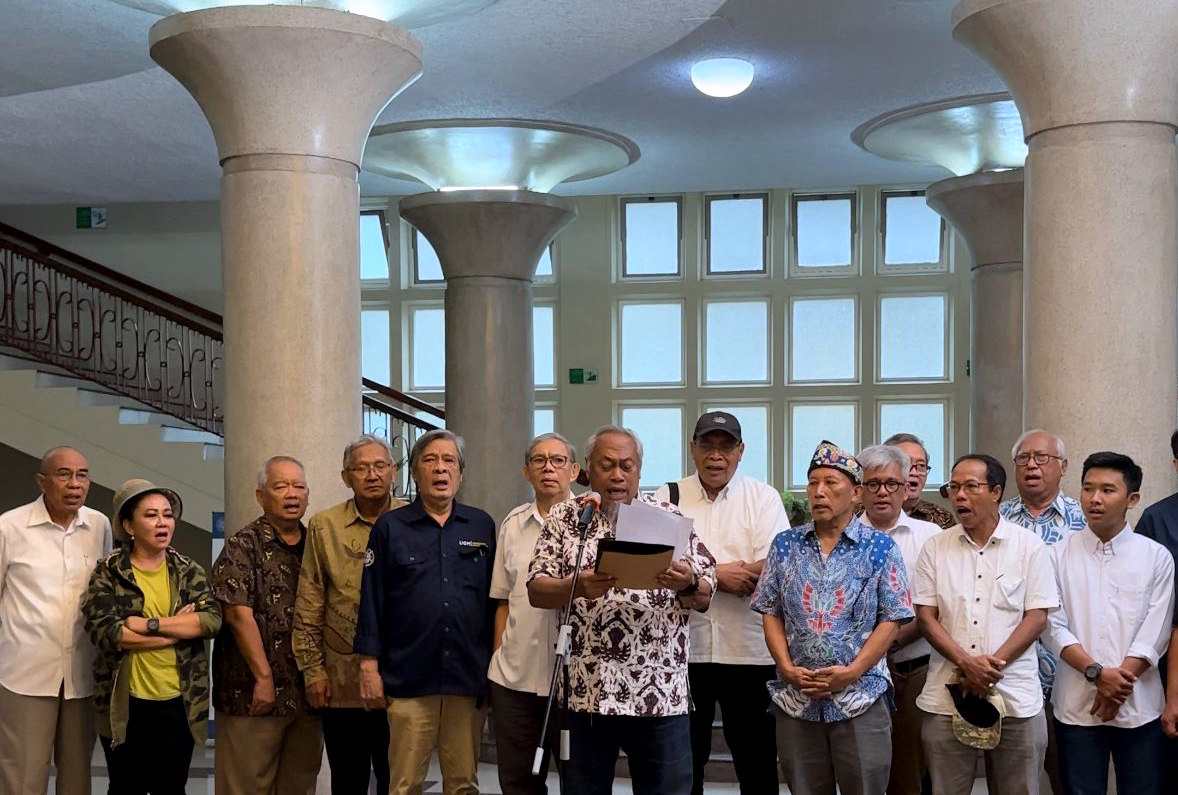 Sejumlah sivitas akademika Universitas Gadjah Mada (UGM) termasuk guru-guru besar, mengkritik pemerintahan Presiden Joko Widodo
