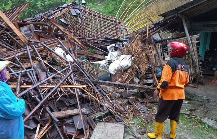 AMBRUK: Warga melakukan evakuasi rumah Temon di Kalurahan Hargomulyo, Gedangsari, Gunungkidul, roboh tertimpa tanah longsor, (31/1). Dokumentasi BPBD Gunungkidul.