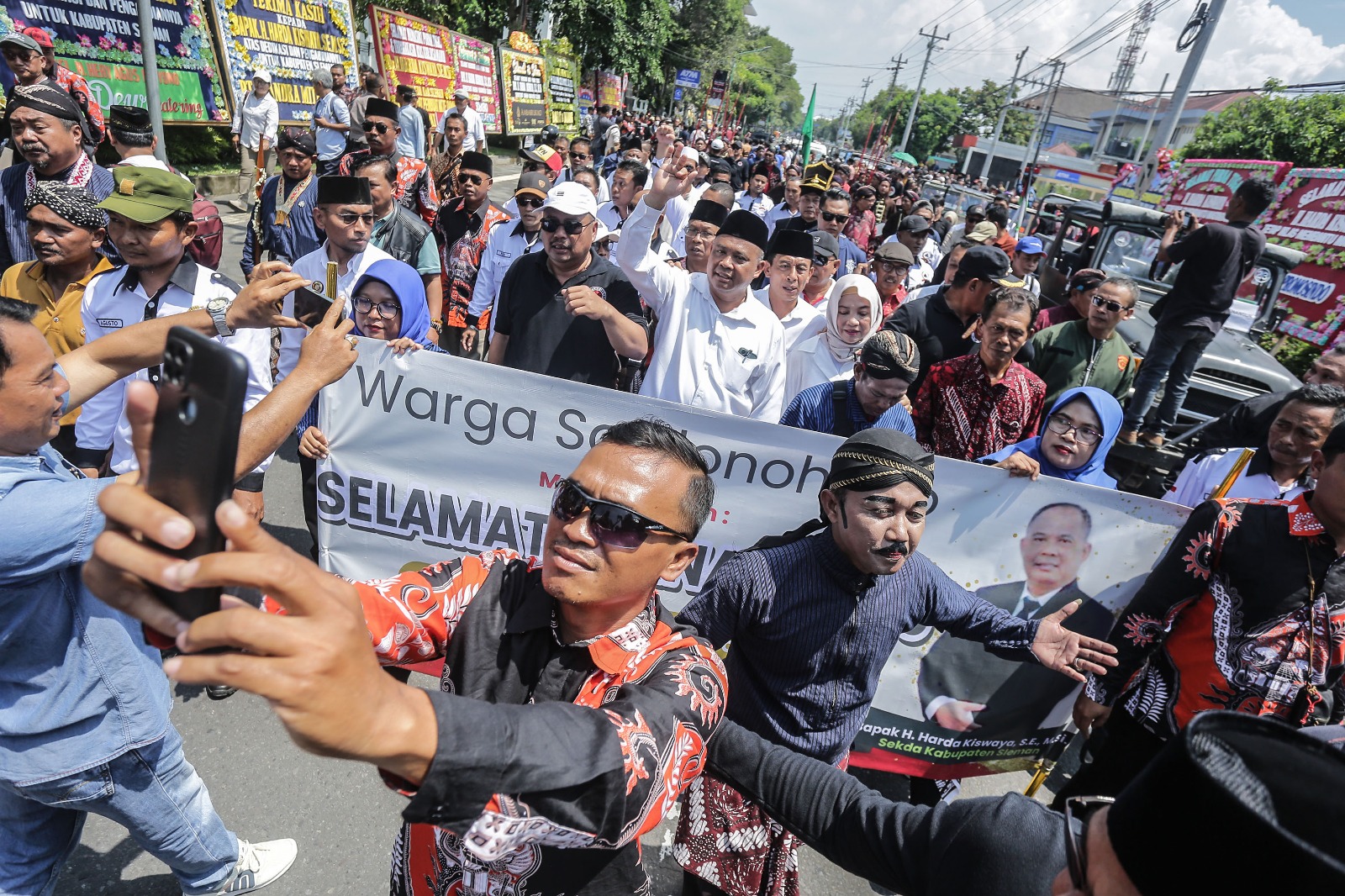 FULL: Harda Kiswaya bersama warga usai pelepasan sebagai sekda di kompleks Pemkab Sleman Rabu (31/1).