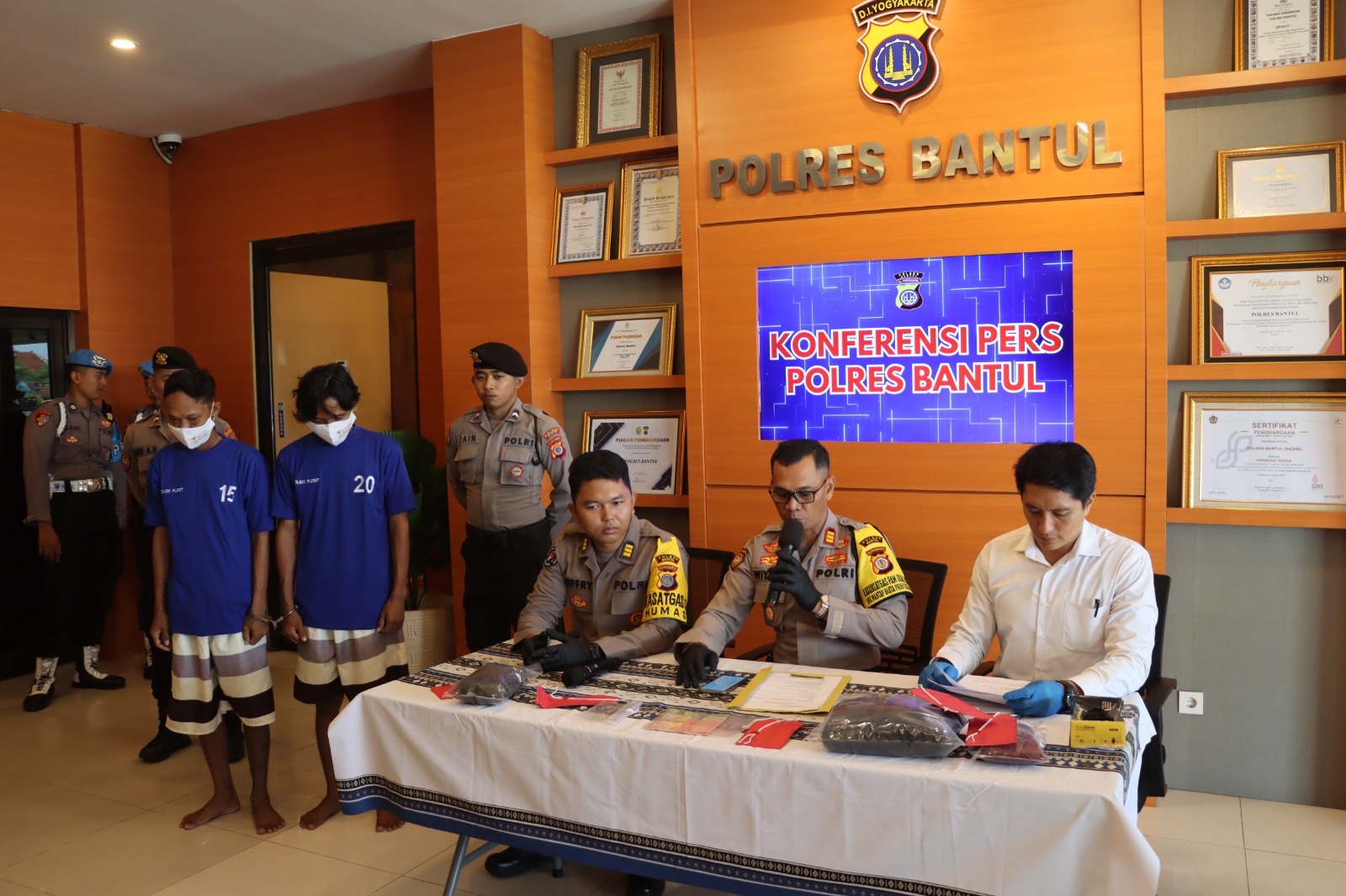 Jajaran Polsek Pleret dan Polres Bantul saat menghadirkan tersangka dan menunjukkan barang bukti dalam jumpa pers di Mapolres Bantul, Rabu (31/1).