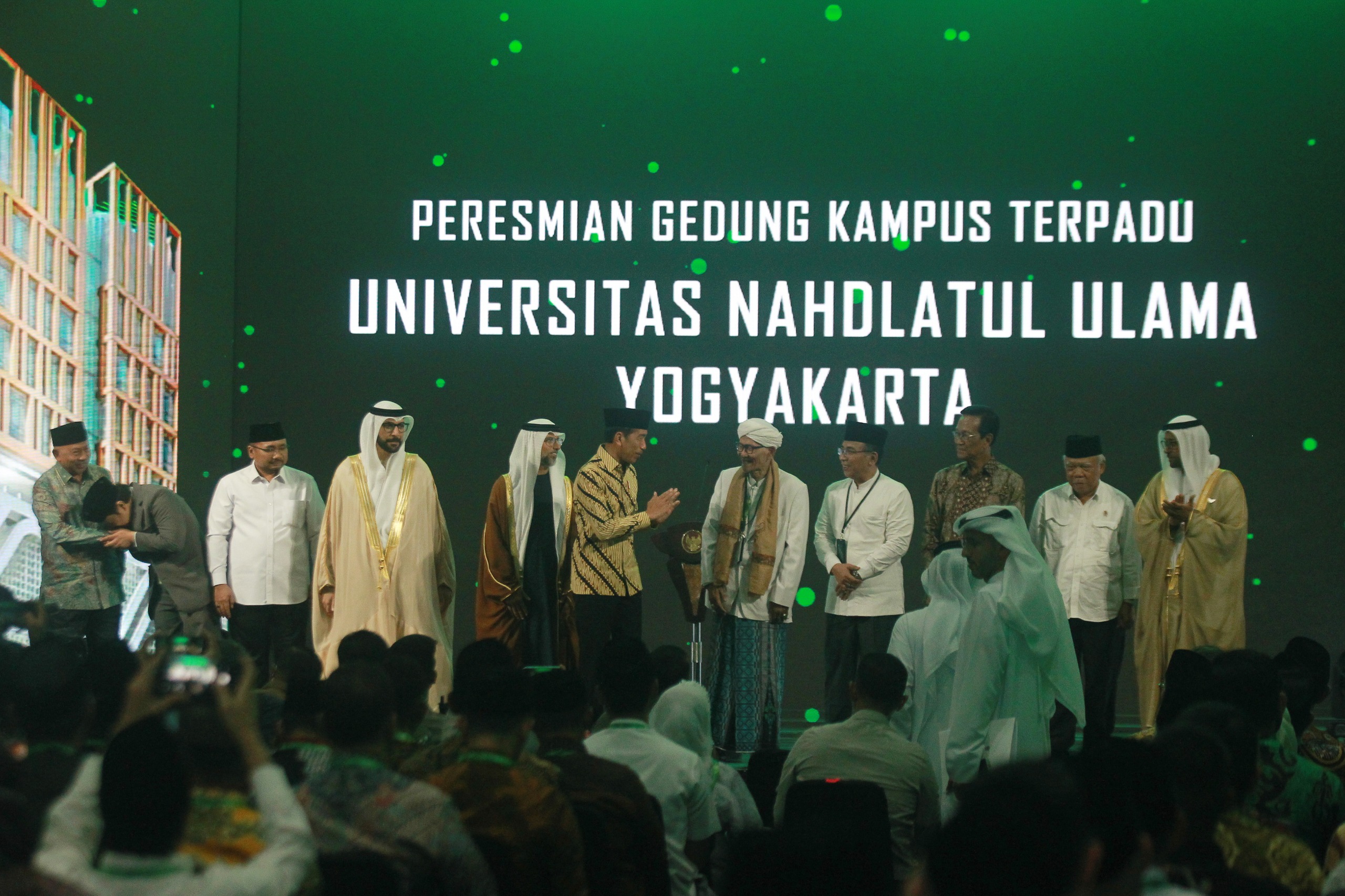MASA DEPAN: Presiden Joko Widodo dan Gubernur DIY Hamengku Buwono X saat peresmian gedung Kampus Terpadu UNU Yogyakarta Rabu (31/1).