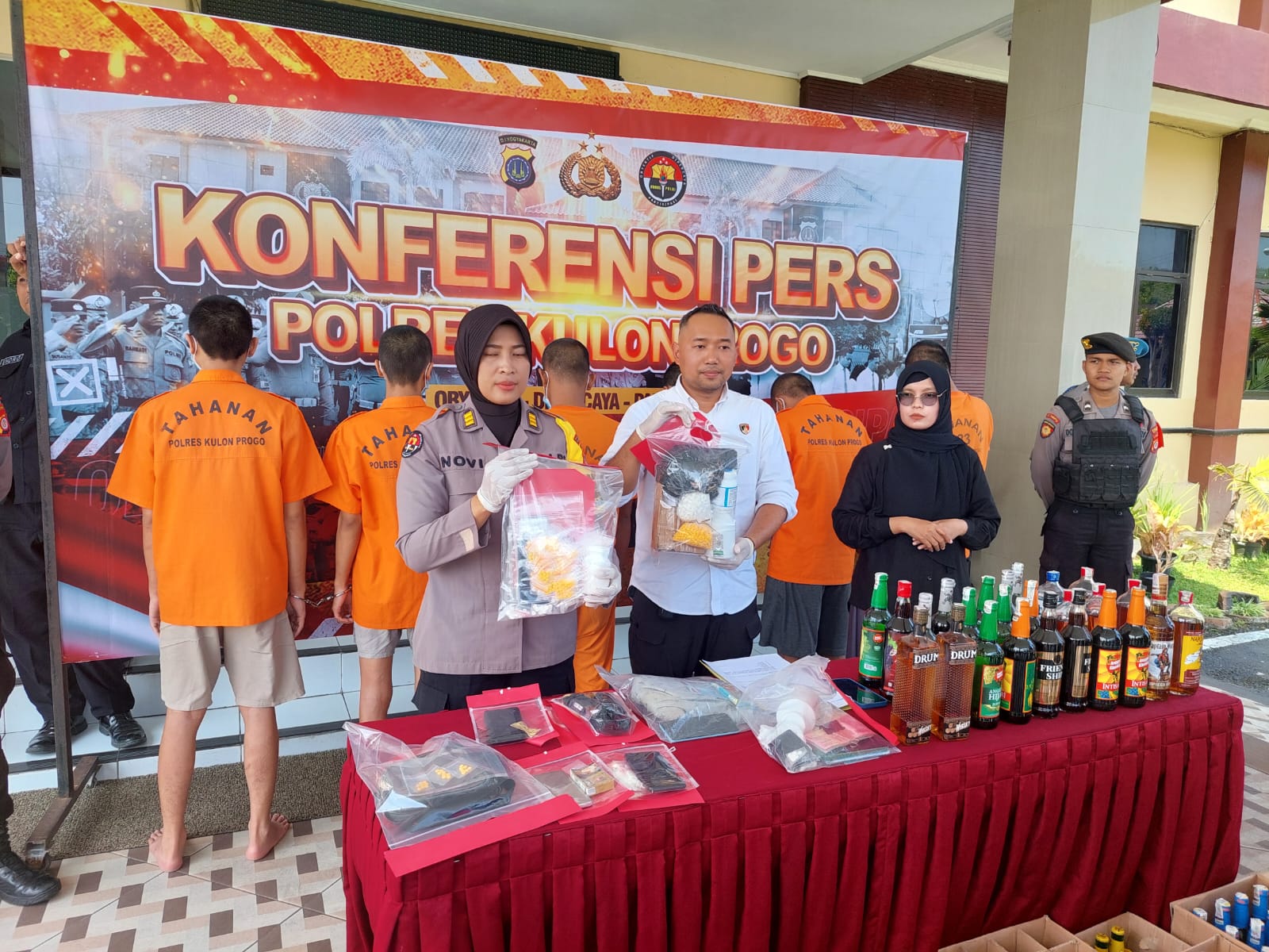 AMAN: Kasihumas Polres Kulonprogo AKP Triatmi Noviartuti (kiri) dan Kasat Reserse Narkoba Polres Kulon Progo AKP Fathony Bahrul Arifin (kanan) menunjukkan barang bukti razia.