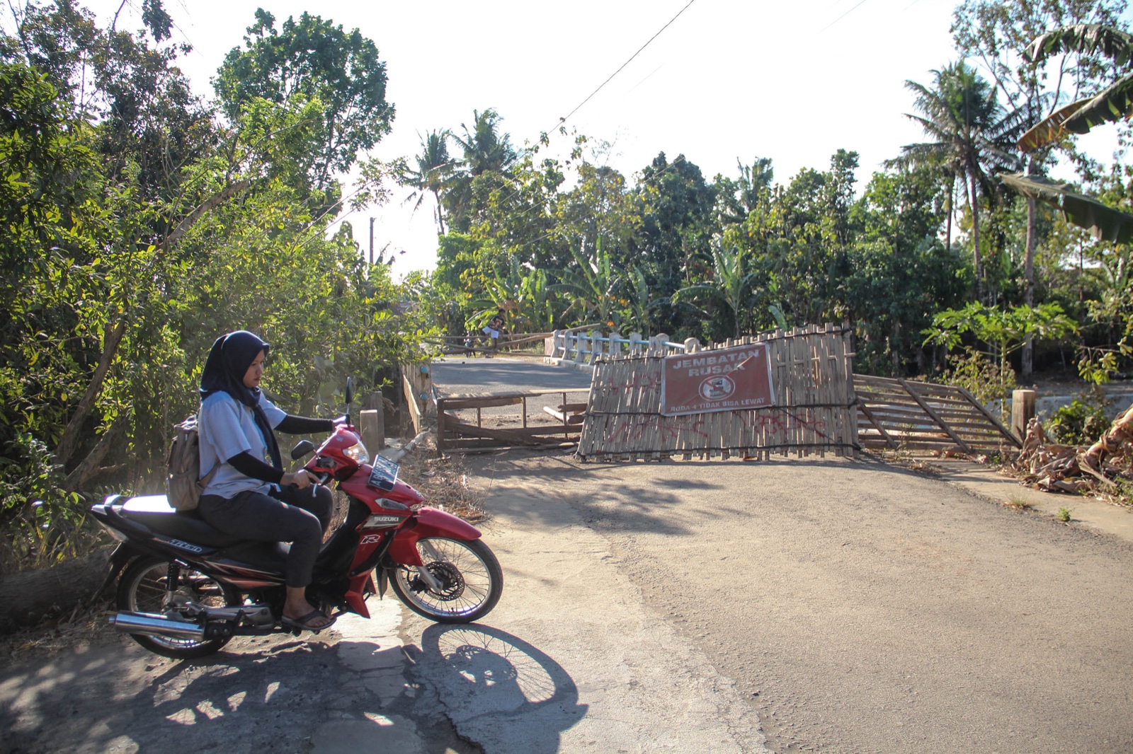 MANFAAT: Warga melintas di samping Jembatan Pucung Growong yang rusak di Kalurahan Karangtengah, Imogiri, Bantul.