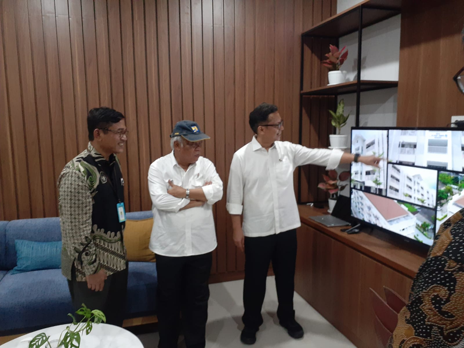 FASILITAS: Menteri Kesehatan Budi Gunadi Sadikin dan Menteri PUPR Basuki Hadimuljono bersama dengan rektorat Poltekes Kemenkes DIY saat meresmikan bangunan rusun asrama mahasiswa, Rabu (31/1).
