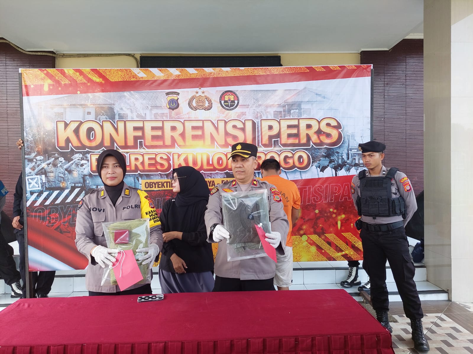 RINGKUS: Kasihumas Polres Kulonprogo AKP Triatmi Noviartuti (kiri) dan Kapolsek Temon AKP Tjatoer Atmoko (kanan) menunjukkan barang bukti.