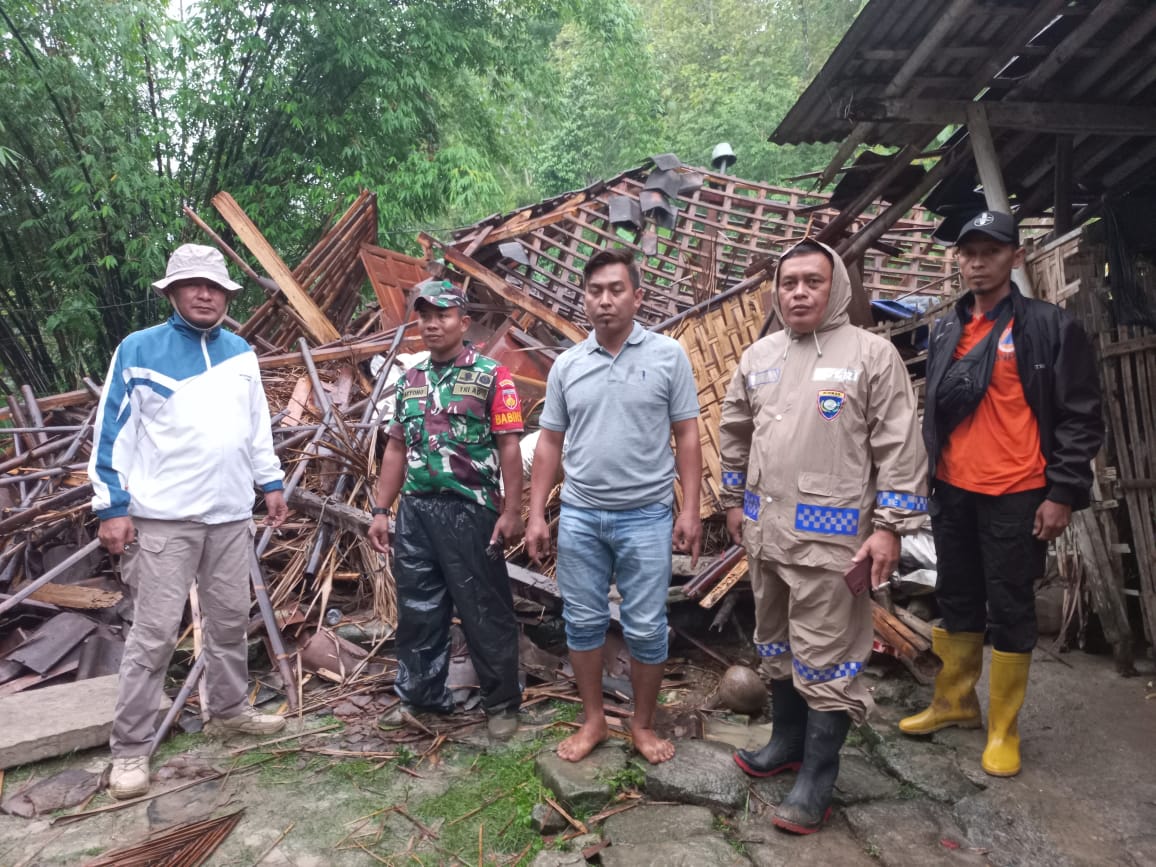RUNTUH: Rumah Temon di Kalurahan Hargomulyo, Gedangsari, Gunungkidul, roboh tertimpa tanah longsor.