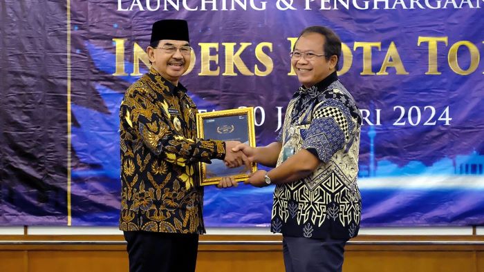 BERPRESTASI: Wakil Wali Kota Magelang M Mansyur saat menerima penghargaan dari perwakilan Setara Institute pada Peluncuran IKT 2023 di Hotel Grand Sahid Jaya Jakarta, Sel