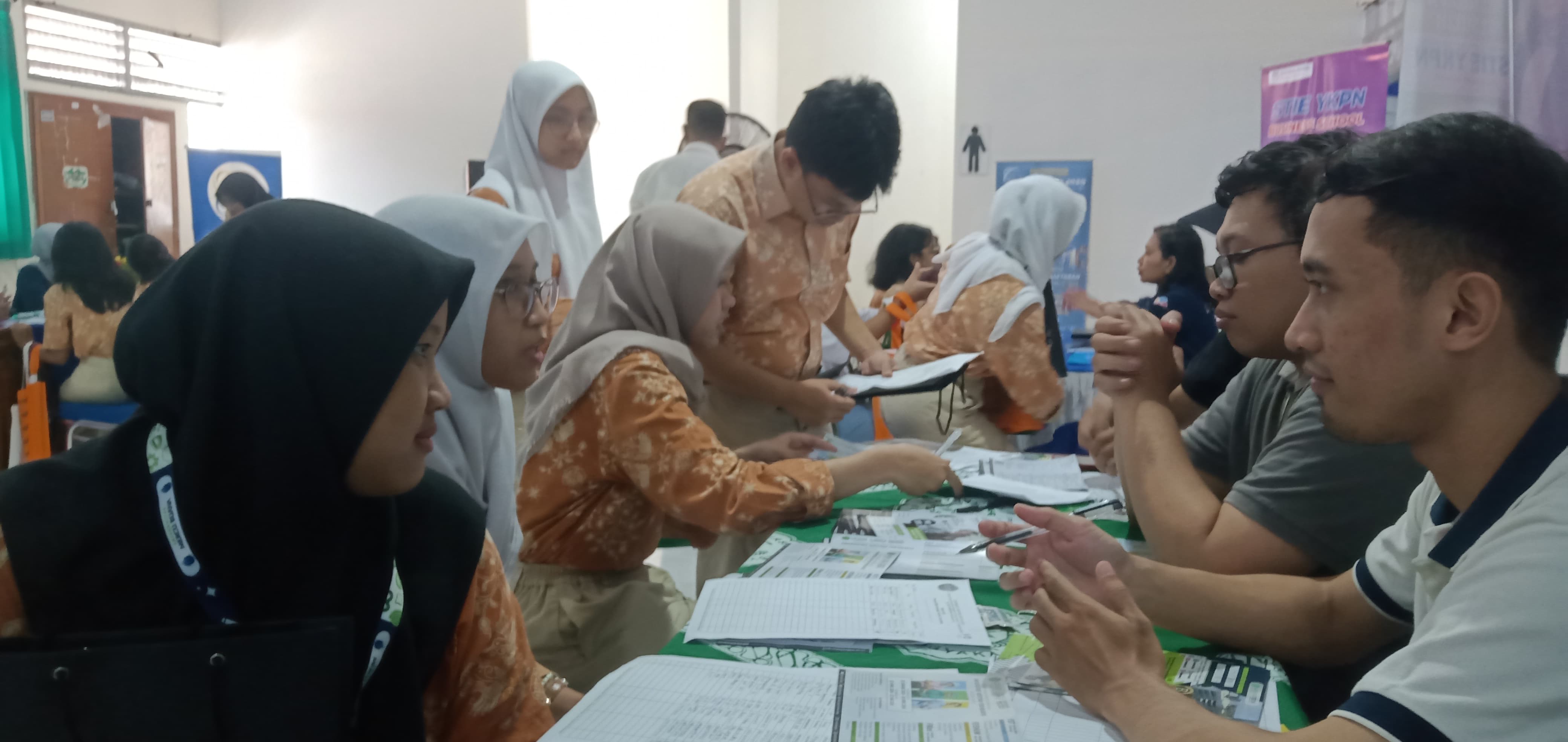 MASA DEPAN - Pelajar SMAN 1 Depok, Sleman nampak antusias mengikuti kegiatan career day pada Rabu (31/1/2024).