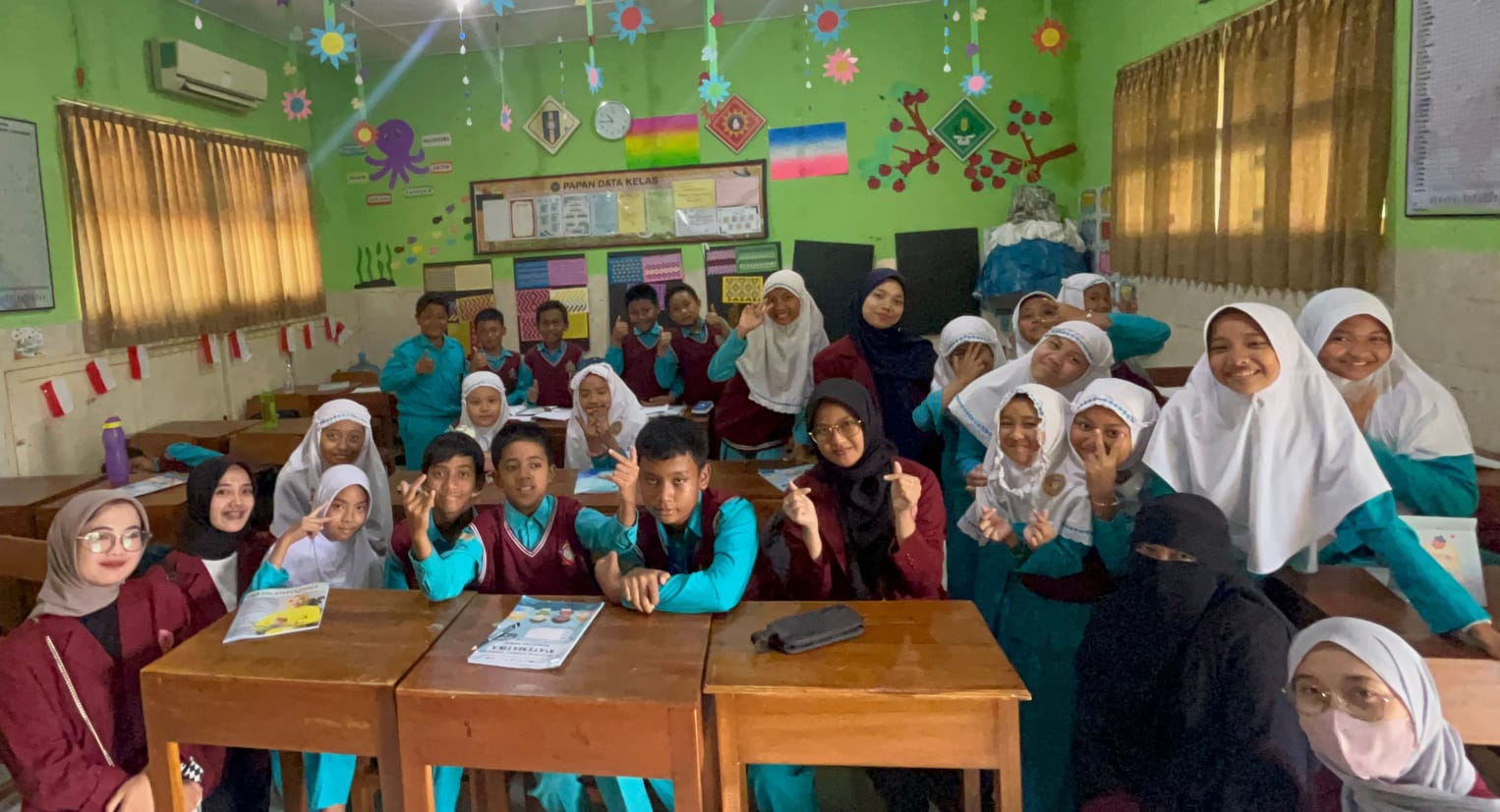 BELAJAR BERSAMA - Mahasiswa STKIP Muhammadiyah Kuningan, Jawa Barat berinteraksi dengan pelajar SD Al Mujahidin Wonosari Selasa (30/1/2024)