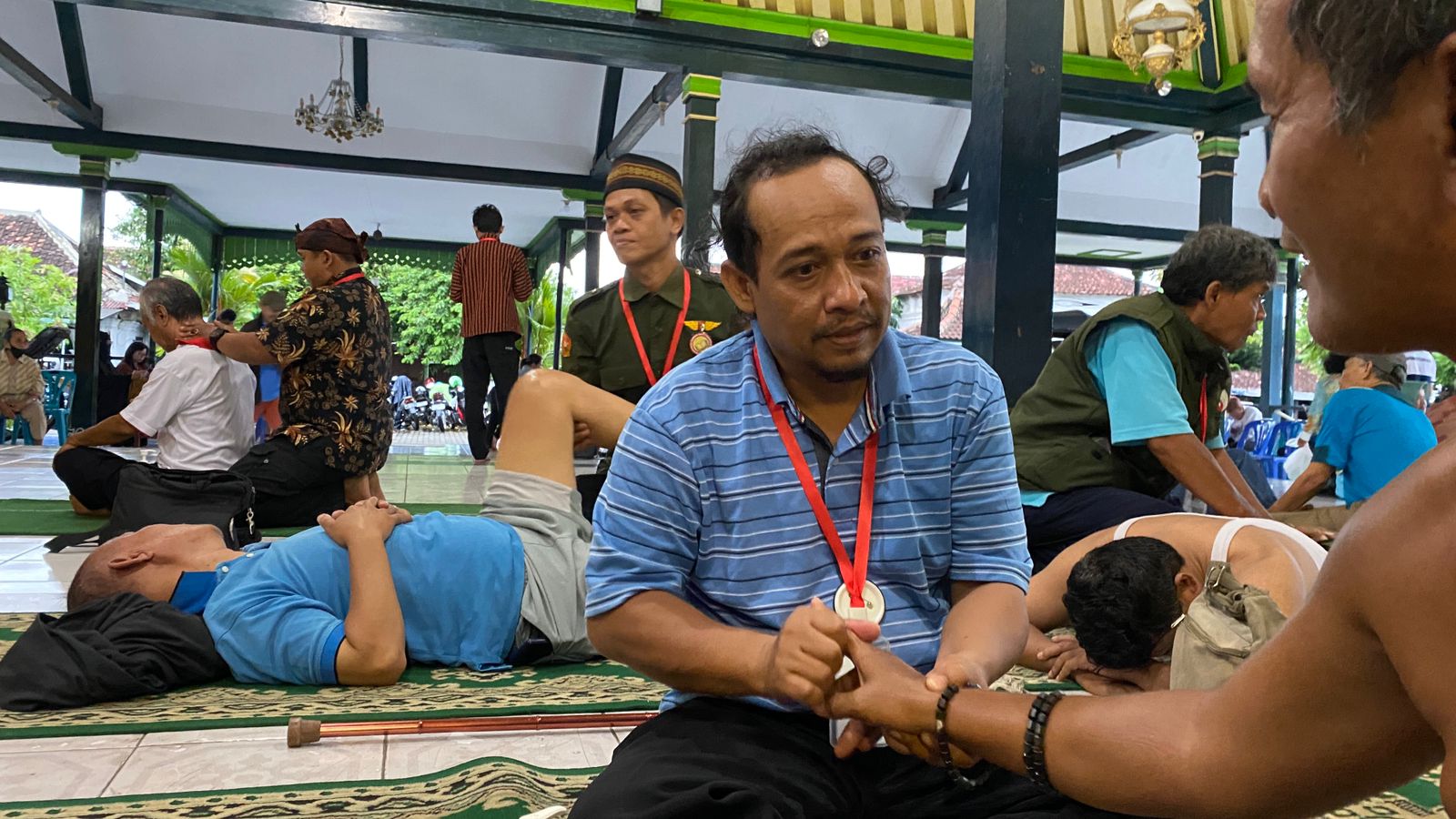 Foto : Pasien penderita stroke sedang melakukan proses terapi yang dilakukan oleh terapis dari Asosiasi Sumber Daya Terapis Yogyakarta di Ndalem Yudhonegaran, Kota Jogja, Rabu (31/01/2024).