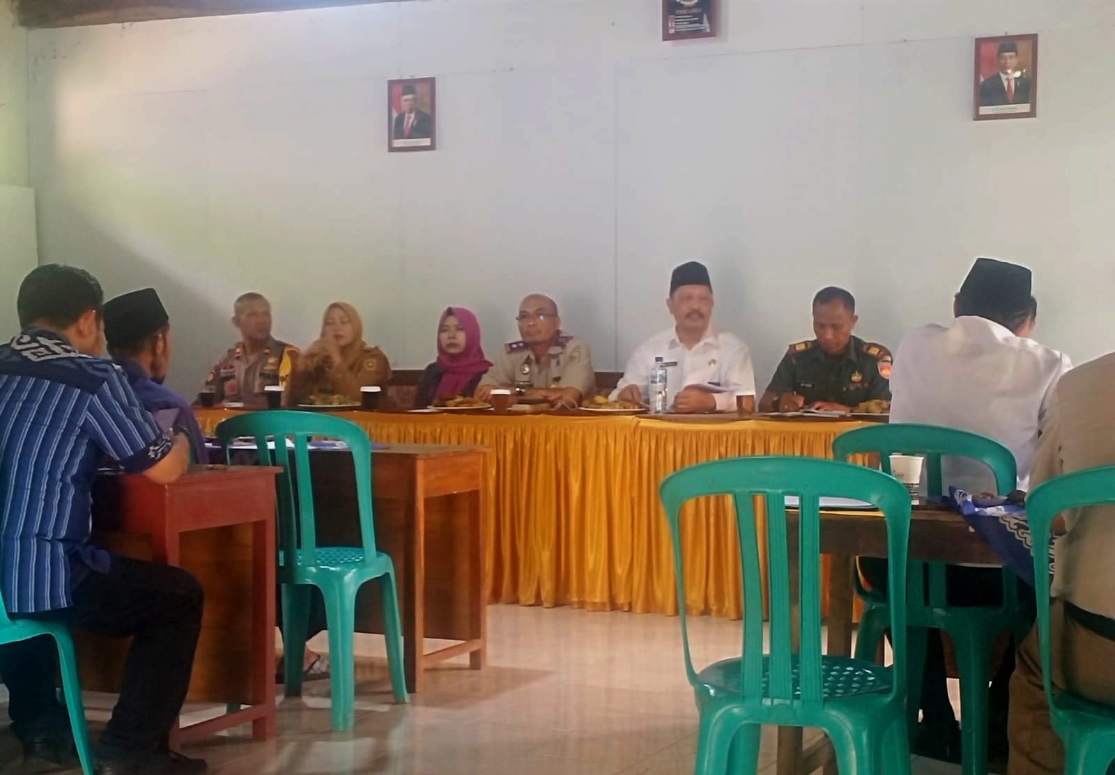 Musyawarah penetapan bentuk ganti kerugian tanah wakaf di Balai Desa Wadas pada Selasa (30/1).
