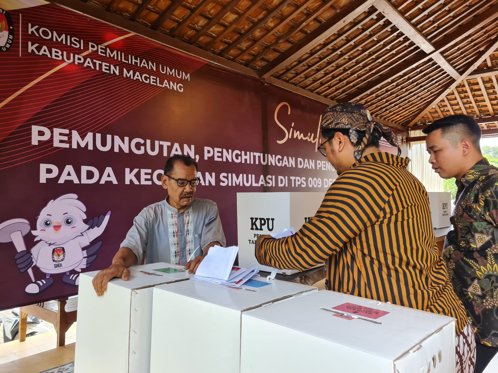 PRAKTIK: Suasana simulasi proses pemungutan dan penghitungan suara pada pemilu 2024 di Balkondes Tuksongo, Borobudur, Rabu (31/1/2024).