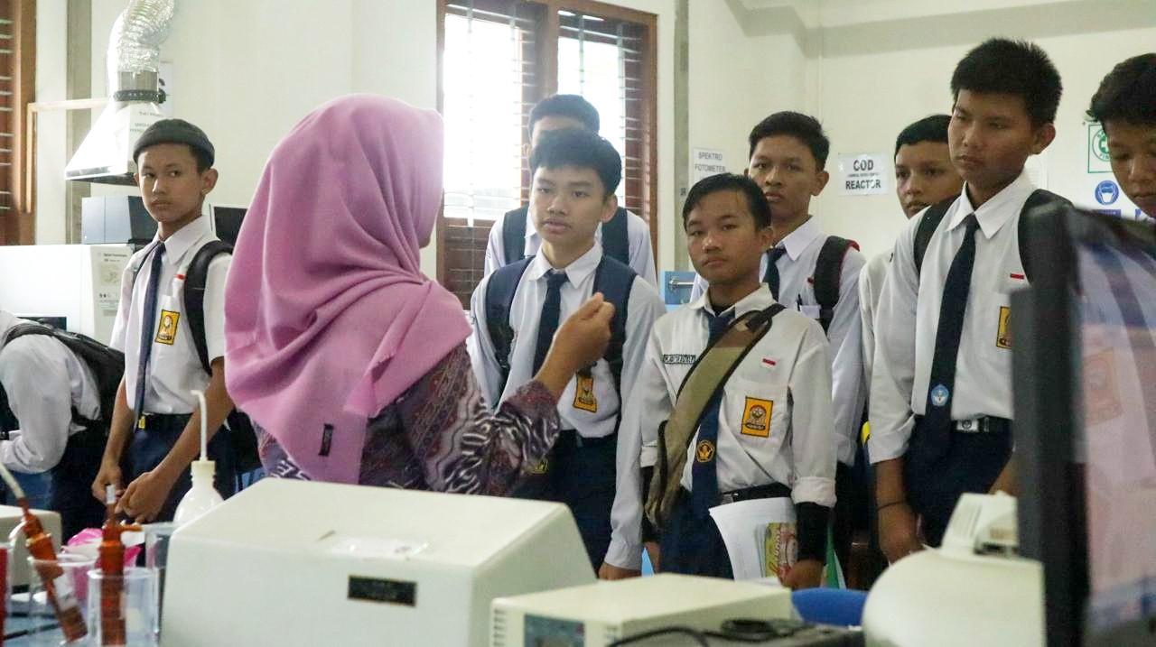 Kunjungan siswa SMP ke SMK SMTI Yogyakarta