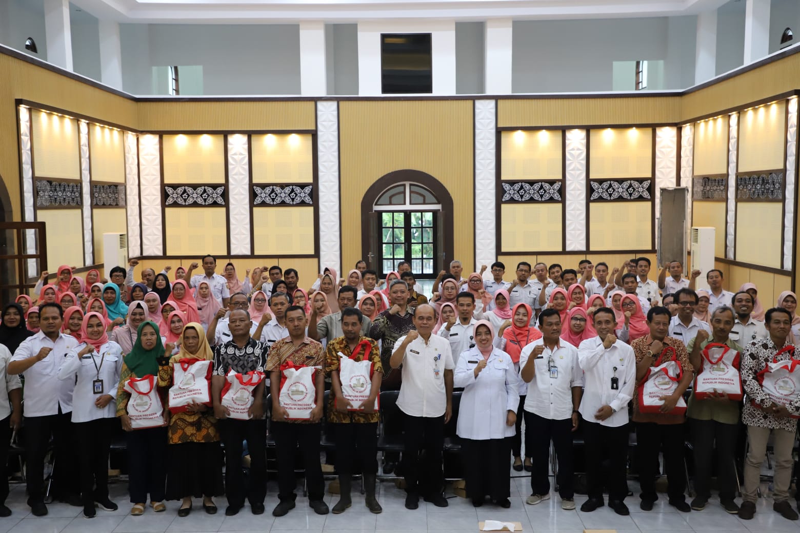 Para tenaga harian lepas penyuluh pertanian Kabupaten Purworejo saat mendapatkan pembinaan dan bansos, Rabu (31/1).