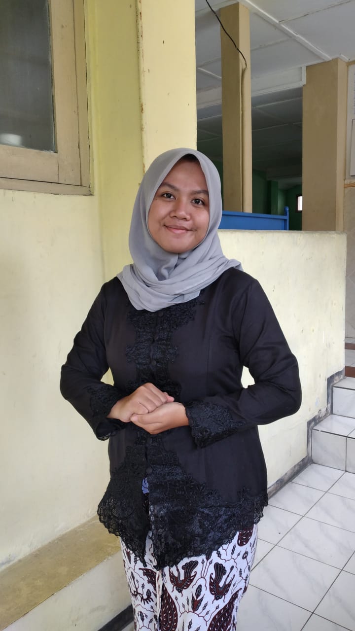 TRADISI: Siswa Kelas 12 SMA N 6 Jogja menggunakan pakaian tradisional Jawa perdana di Hari Kamis Pon.
