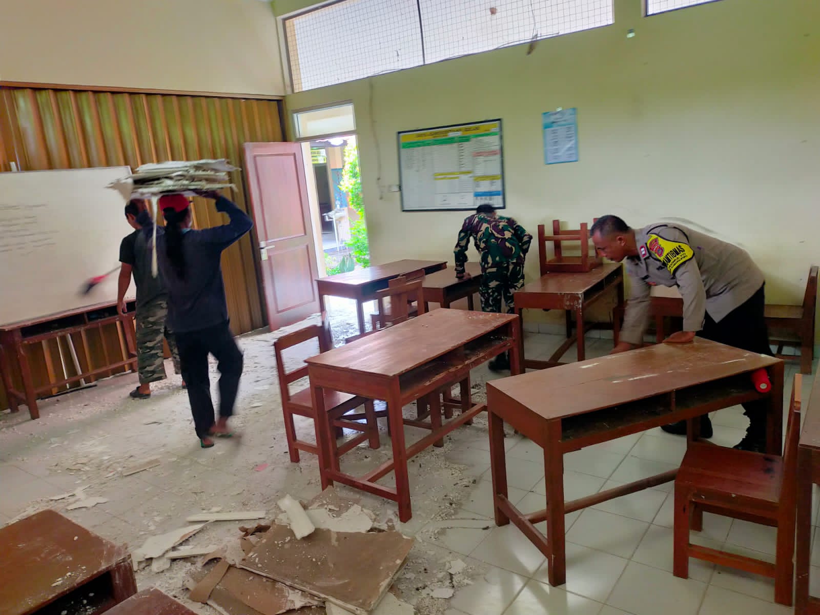 PERBAIKI: Petugas sedang membersihkan reruntuhan plafon di ruang kelas IV SDN Terban, Bambanglipuro, Bantul, Jumat (19/1).