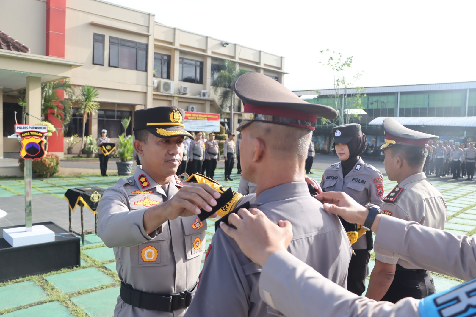 PRESTASI: Kapolres Purworejo AKBP Eko Sunaryo saat memberikan pangkat penghargaan kepada dua personel Polres Purworejo di halaman Mapolres Purworejo, Kamis (1/2).