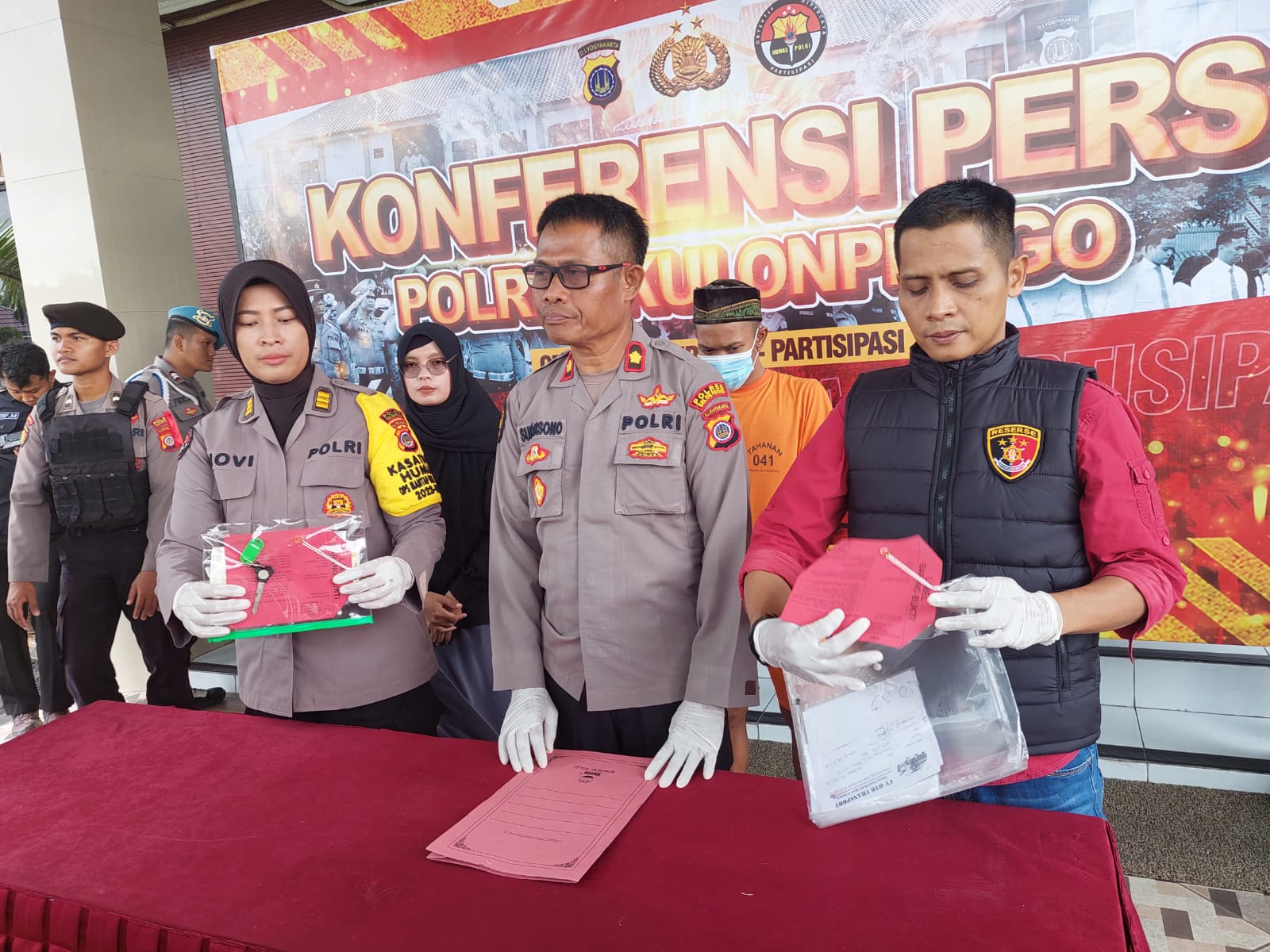 BONGKAR: Kapolsek Wates Kompol Sudarsono ketika melakukan konferensi pers di Lobby Polres Kulon Progo, Kamis (1/2).