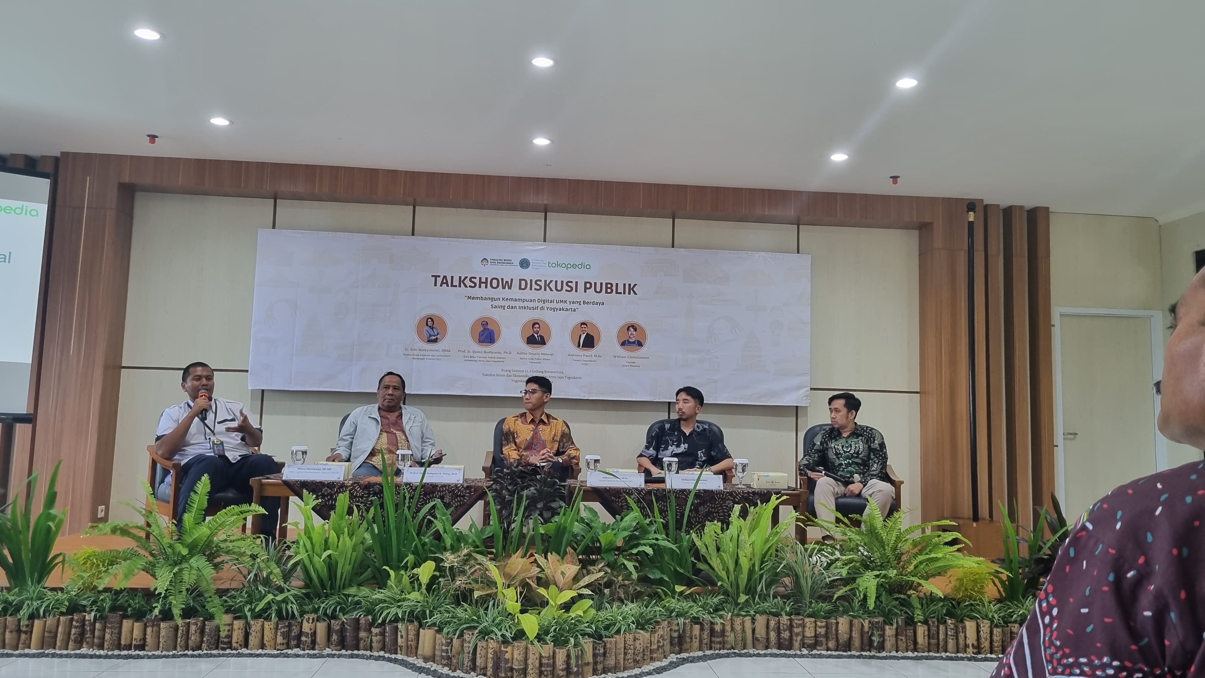 TERBUKA: Sesi diskusi publik yang menghadirkan Guru Besar Fakultas Teknik Industri Universitas Atma Jaya Yogyakarta (UAJY) Prof Djoko Budiyanto.