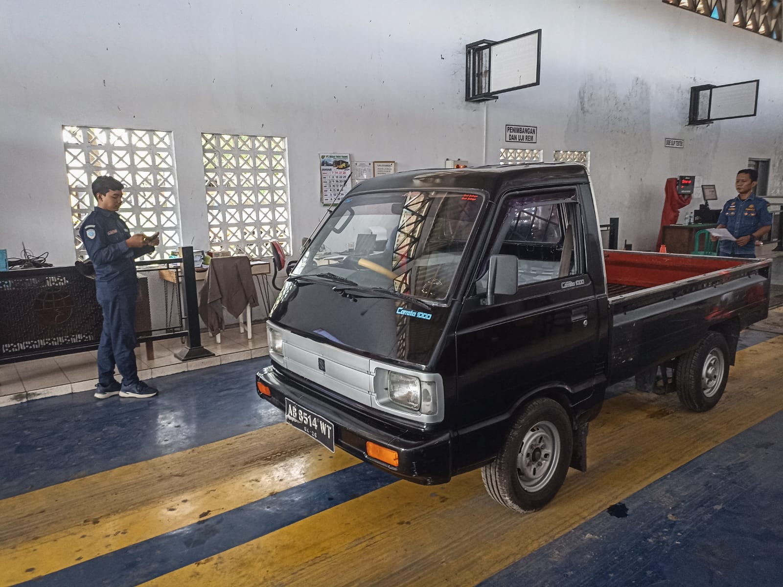 CEK: Petugas Dishub Bantul melakukan uji berkala kendaraan bermotor di UPTD Pengujian Kendaraan Bermotor, Sewon, Bantul, Kamis (1/2).