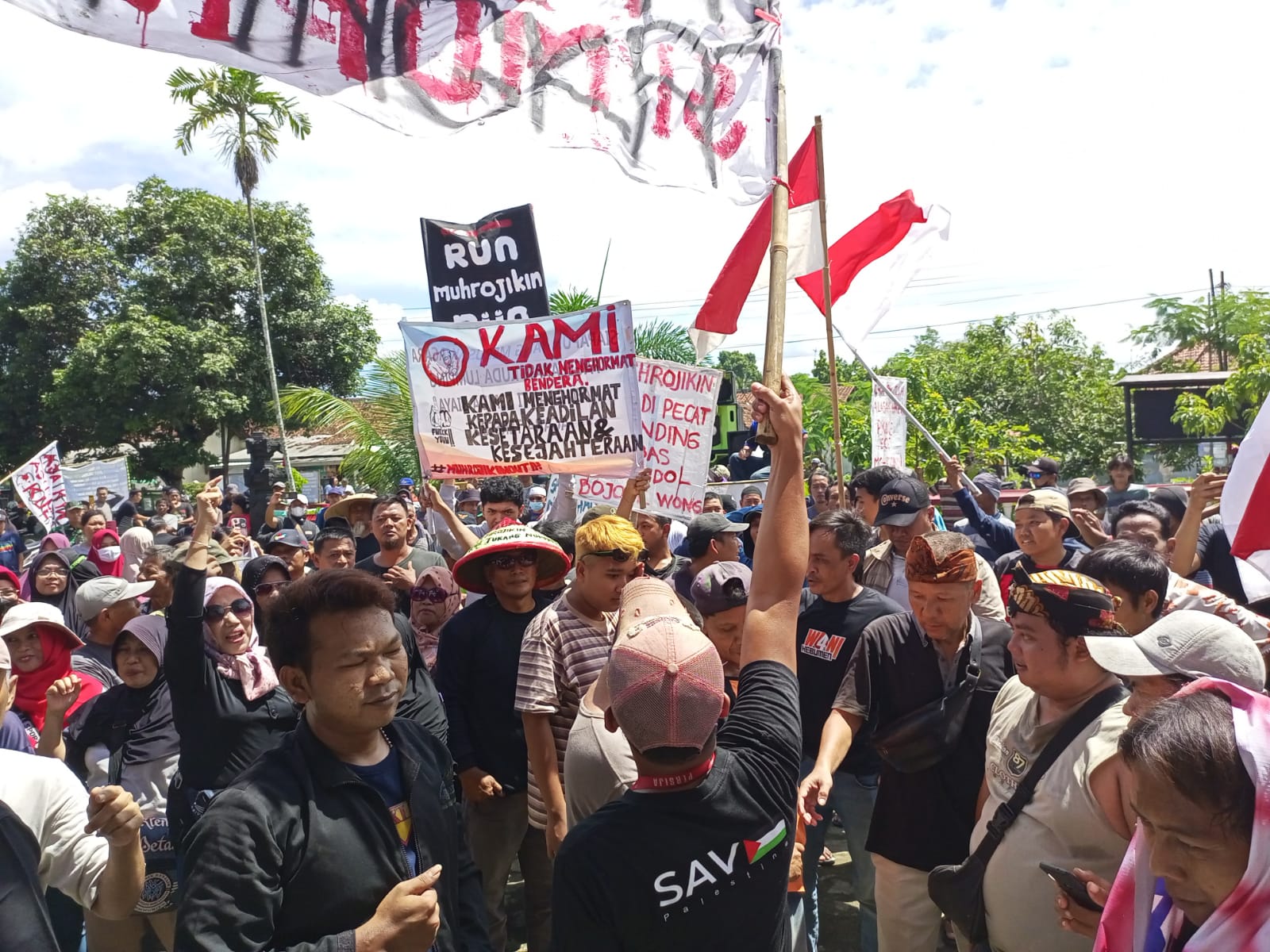 DEMO: Warga Desa Semanding, Kecamatan Gombong, menggelar aksi unjuk rasa, Kamis (1)2).