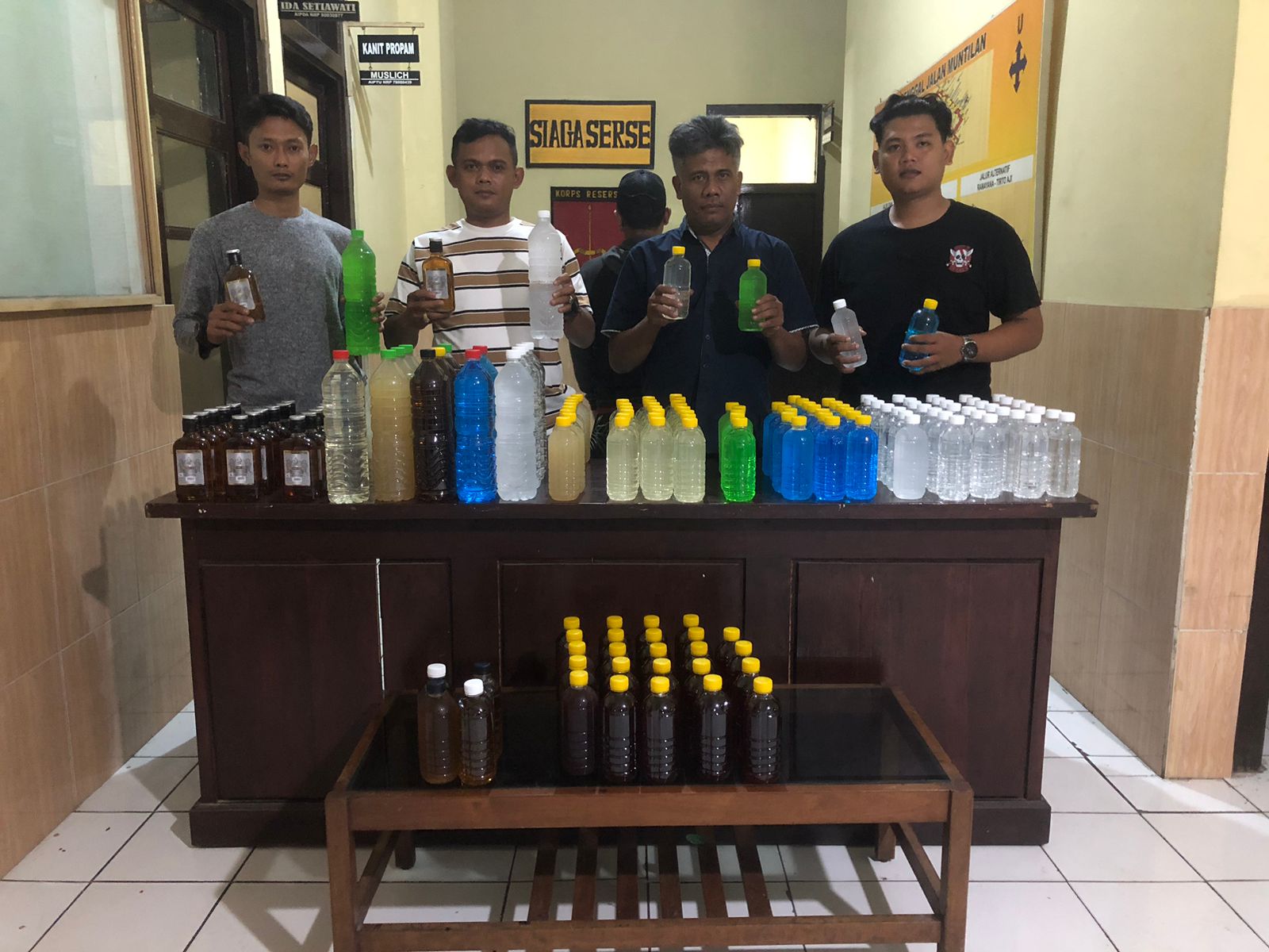 DISITA: Jajaran Polsek Muntilan berhasil menyita ratusan botol minuman keras dan mengamankan penjualnya AS, 43.
