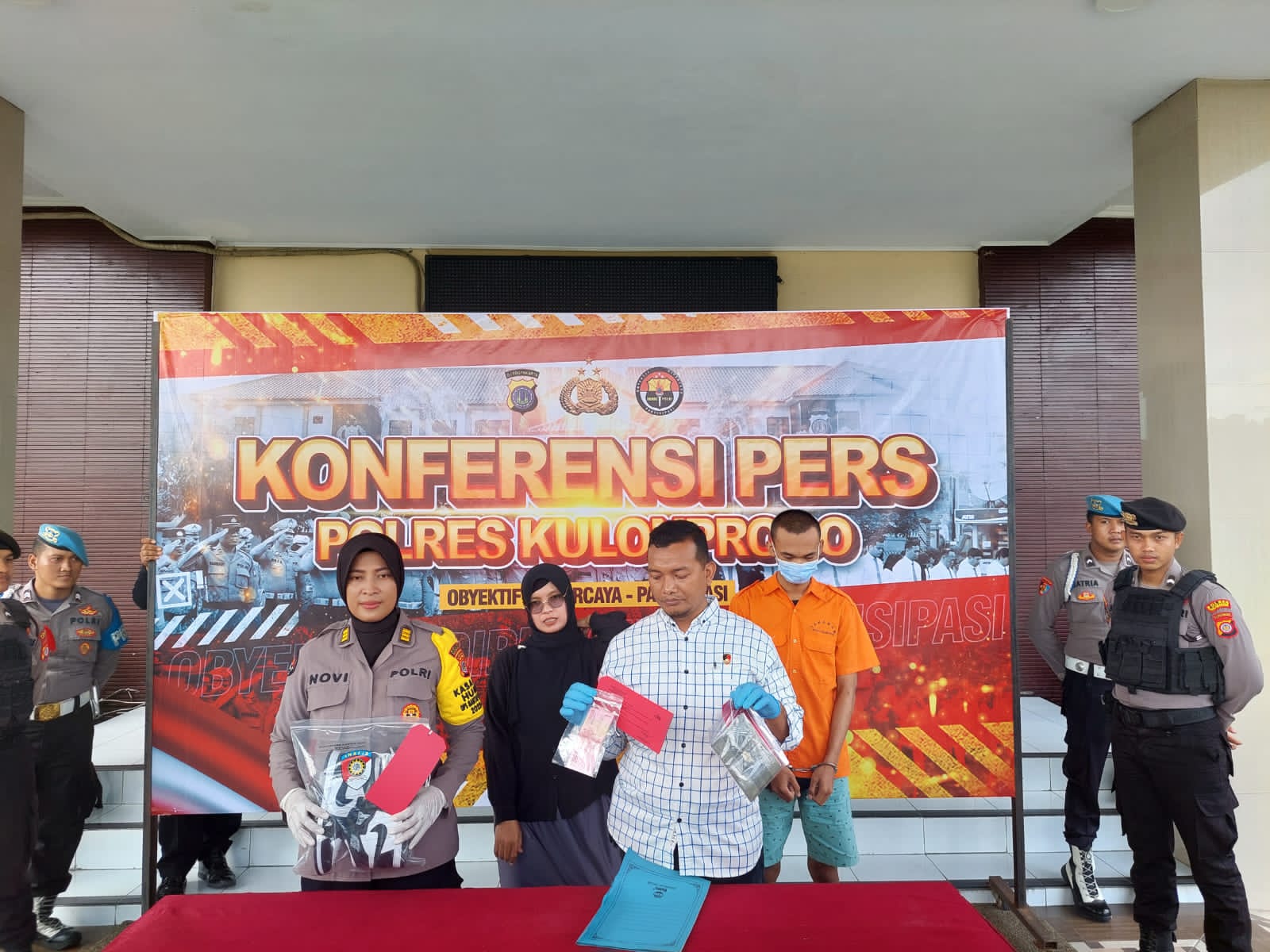 PERKARA: Kasihumas Polres Kulon Progo AKP Triatmi Noviartuti (kiri) dan Kanit Reskrim Unit 4 Polres Kulon Progo Ipda Piping Dwi Nuryadi (kanan) saat jumpa pers di Mapolres Kulon Progo Kamis (1/2).