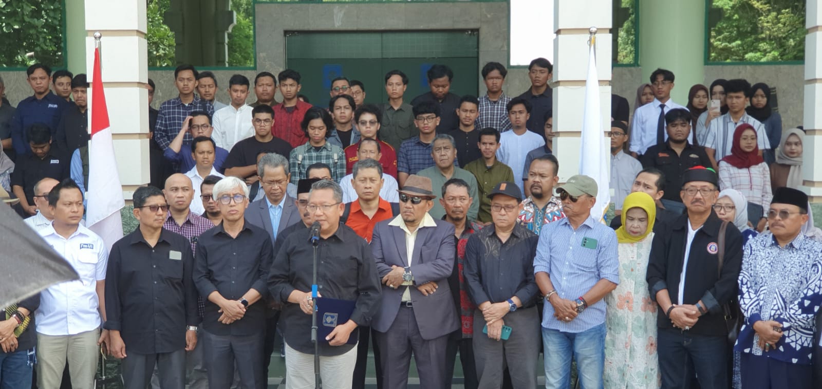 TEGAS - Pernyataan sikap Civitas Academica UII dengan judul Indonesia Darurat Kenegarawanan dilakukan di Auditorium Prof. K.H. Abdul Kahar Muzakkir, Kampus Terpadu UII Kamis (1/2/2024)
