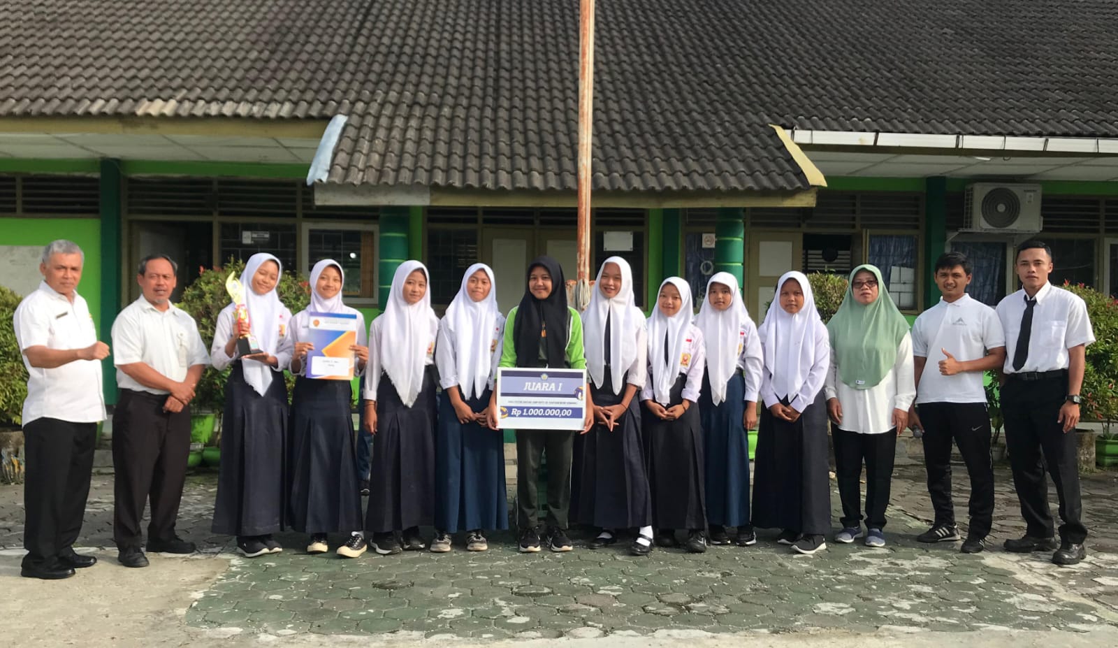MANTAP - Pelajar putri SMPN 3 Semanu berpose usia menjadi juara umum kegiatan olahraga bola voli belum lama ini.