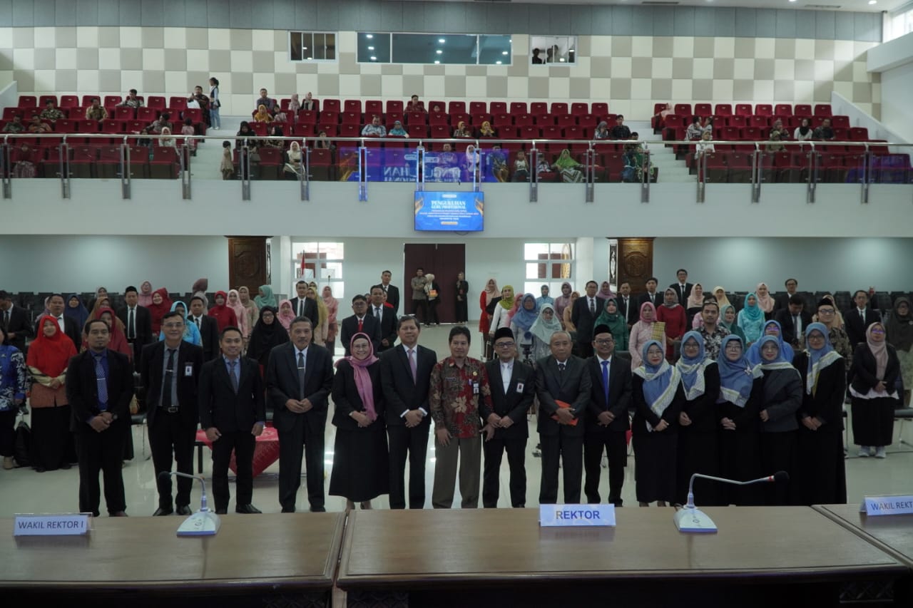 RESMI: Puluhan guru profesional yang menempuh program studi PPG Untidar berhasil lulus 100 persen. Pembacaan sumpah itu dilaksanakan di GKU dr HR Suparsono, Kamis (1/2).