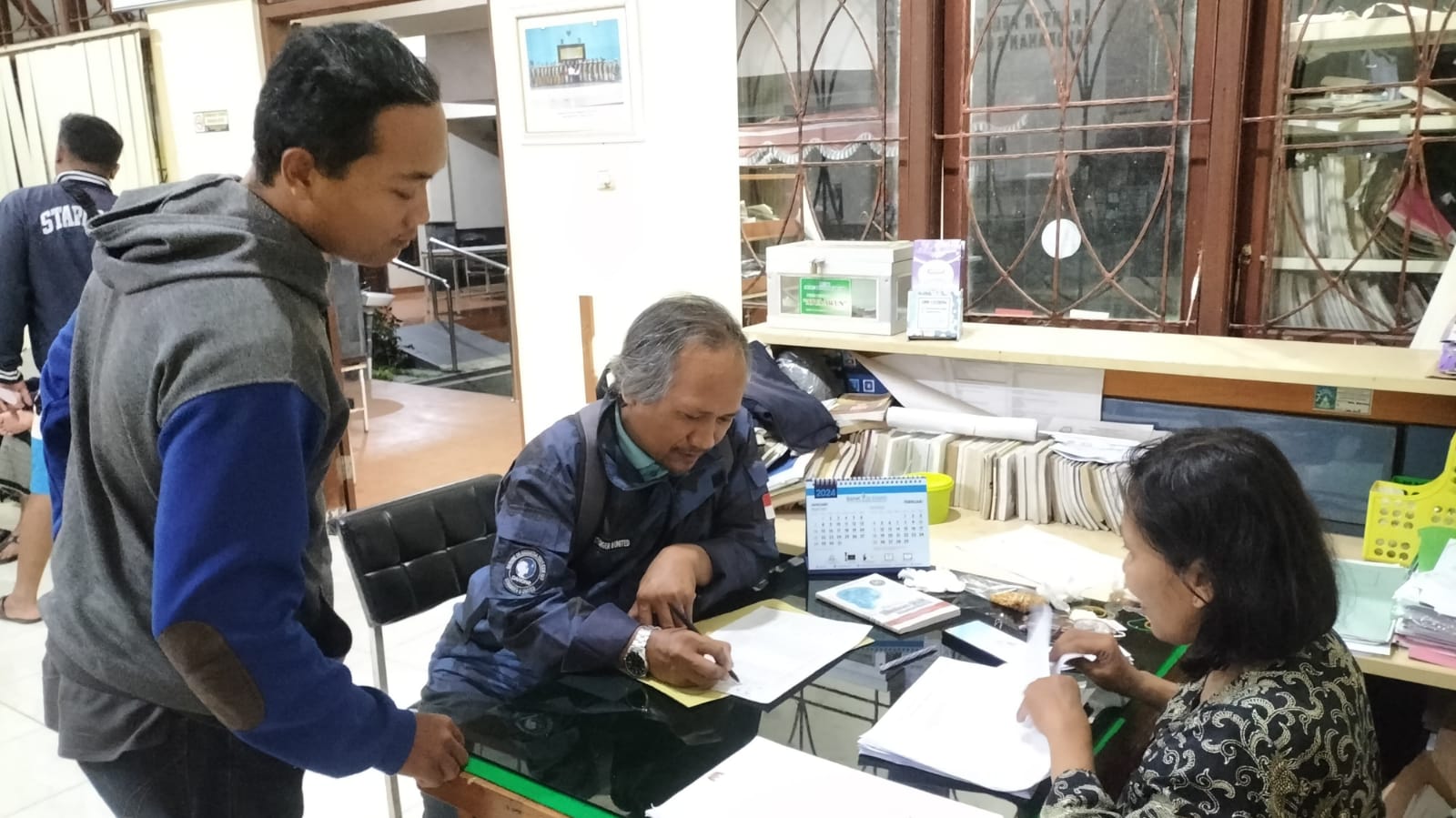 Anggota KPPS mengambil uang transport Rp 50 Ribu