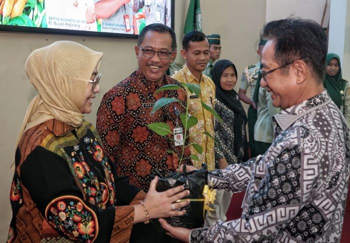 BERI BANTUAN: Pj Bupati Magelang Sepyo Achanto saat menyerahkan tanaman cabai pada kegiatan pengembangan komoditas strategis pertanian di Polbangtan Yogyakarta