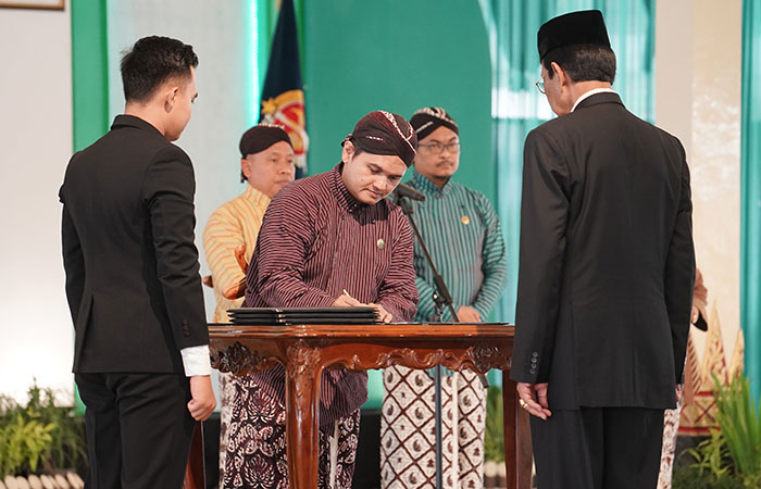PINJAM PAKAI: Hary Setiawan sudah mengenakan keris gaya Jogja di pinggangnya menandatangani berita acara pelantikan di hadapan HB X disaksikan Teguh Suhada dan Danang Setiadi di belakangnya.ISTIMEWA