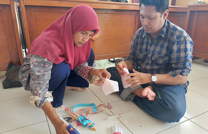 BEKALI KETERAMPILAN: Pelatihan pembuatan handycraft yang diselenggarakan Dinas Tenaga Kerja dan Transmigrasi (Disnakertrans) Kabupaten Kulon Progo di Balai Kapanewon Pengasih, (2/2).&nbsp;