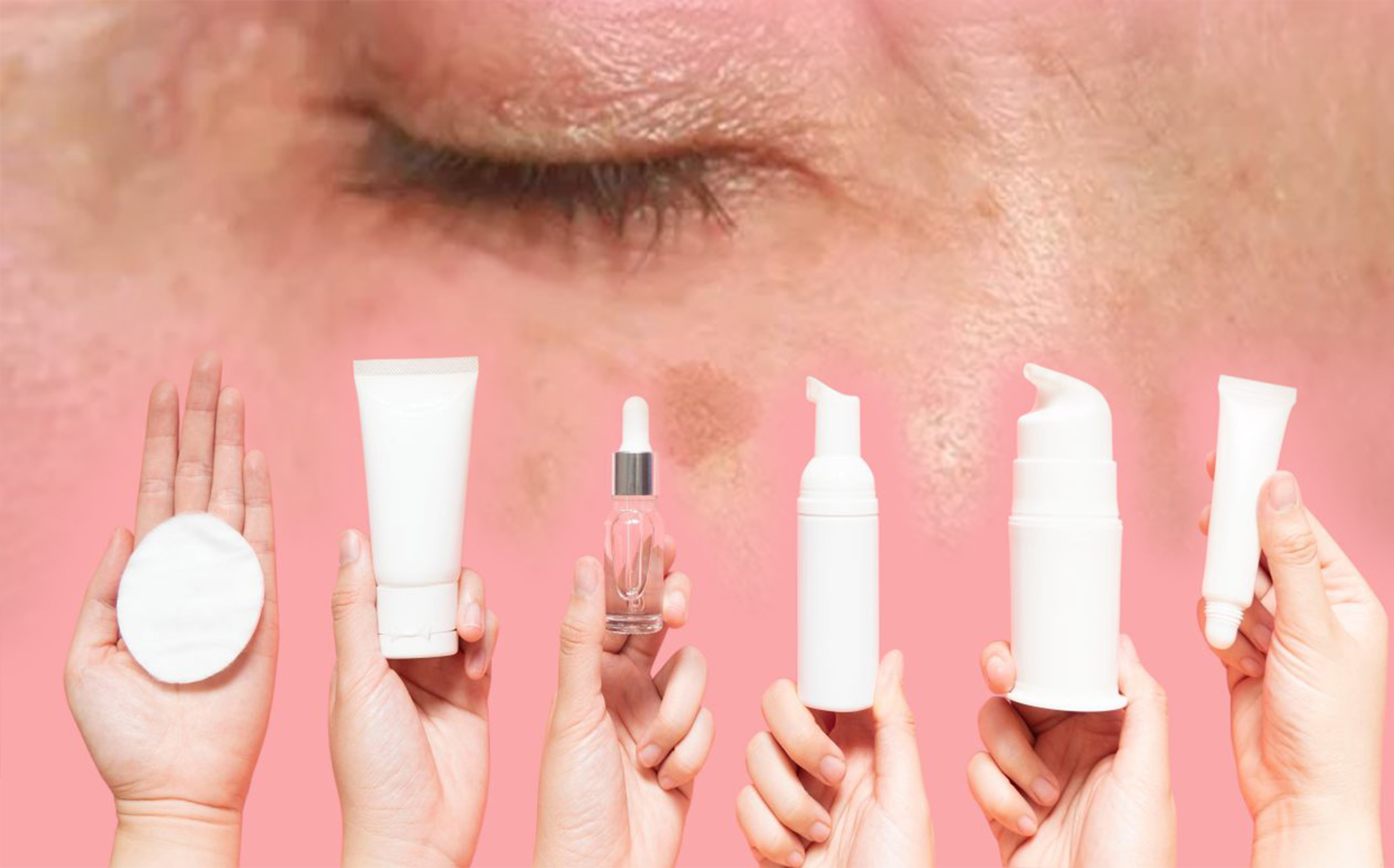 Ilustrasi pemakian produk skincare mampu atasi flek hitan di wajah.