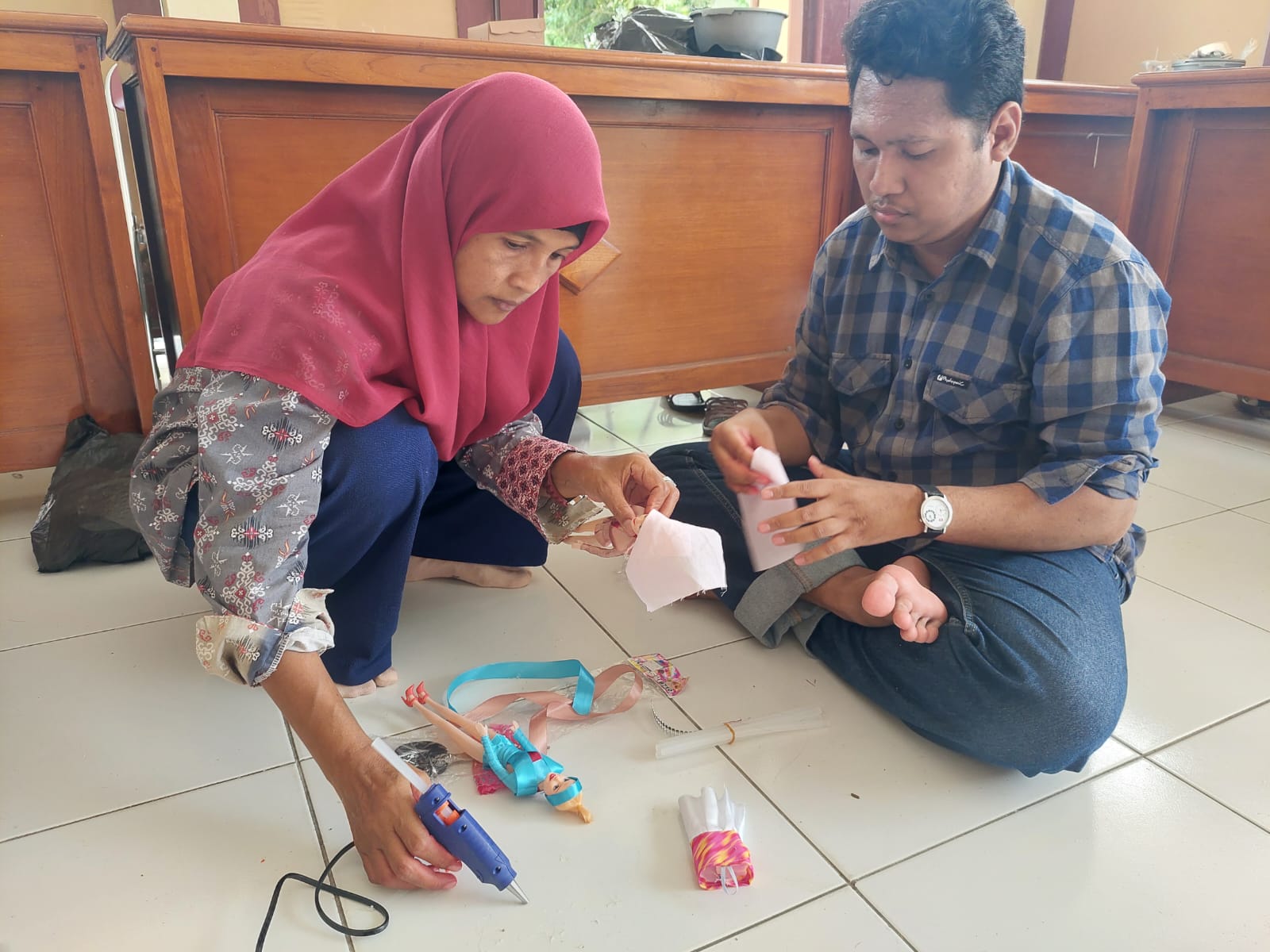TERAMPIL: Rezi Septianto (kanan) dan ibunya Supirah (kiri) sedang membuat buffet boneka dalam pelatihan di Balai Kapanewon Pengasih, Kulon Progo, Jumat (2/2).