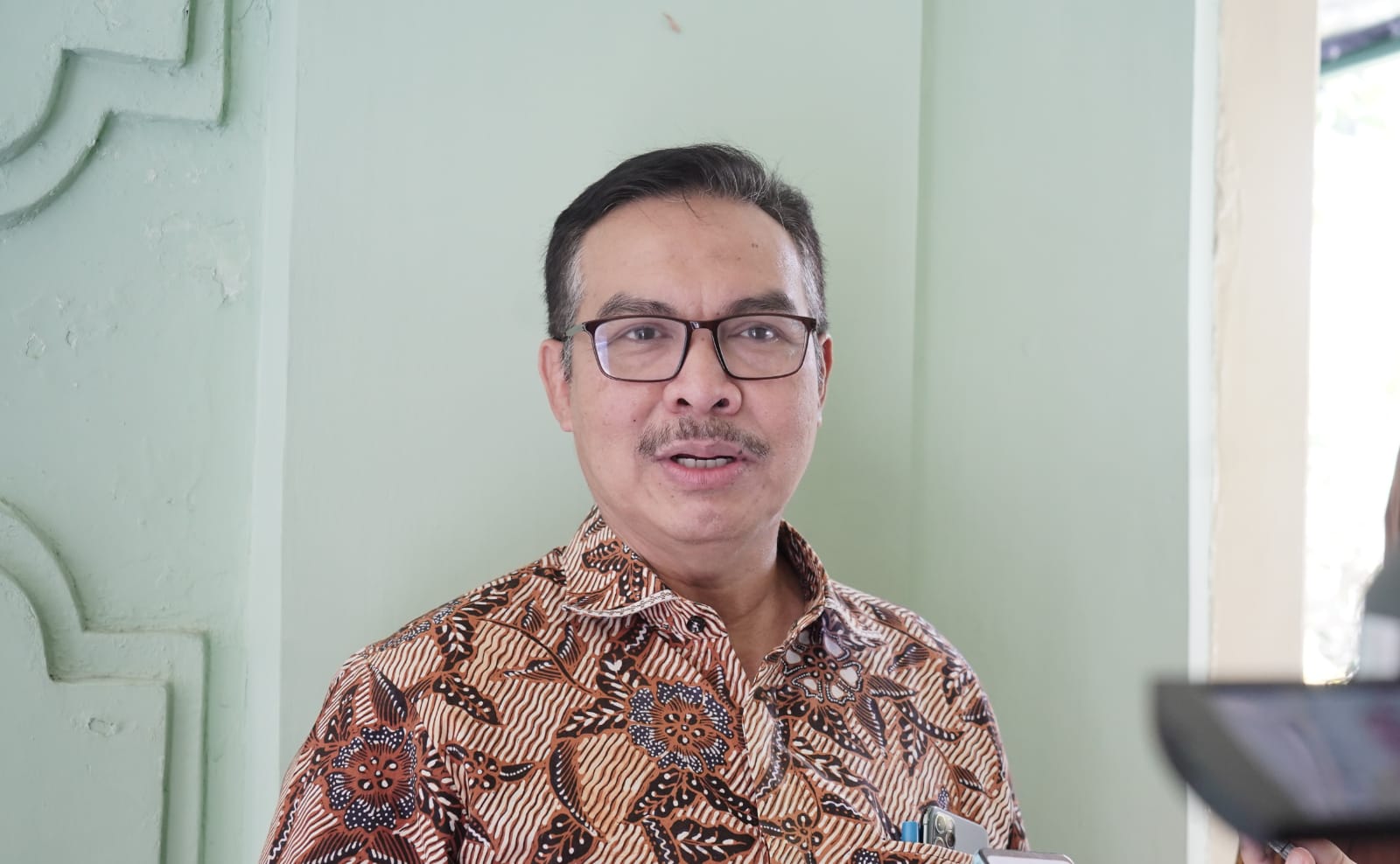 PRESTASI: Kepala BKKBN RI Hasto Wardoyo usai bertemu Wagub DIY KGPAA Paku Alam X di Kompleks Kepatihan Kamis (1/2).