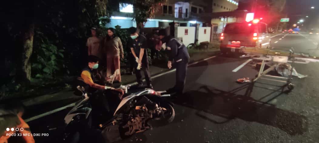 EVAKUASI: Anggota Polres Kulon Progo melakukan evakuasi korban di tempat kejadian perkara.