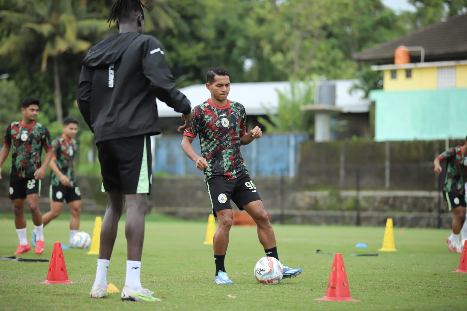 RUTIN: Pemain PSS Sleman saat menjalani latihan rutin.