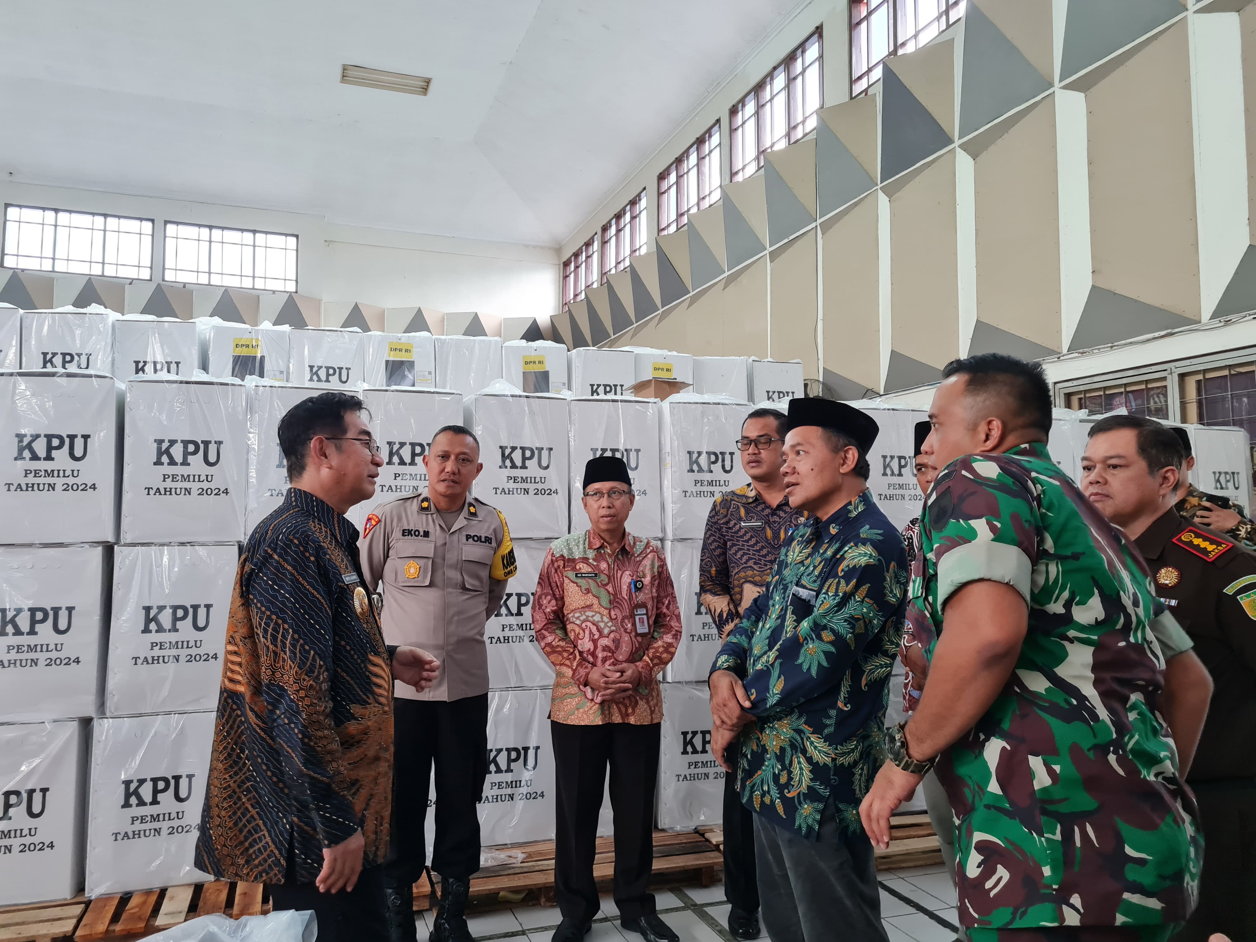 TINJAUAN: Pj Bupati Magelang Sepyo Achanto didampingi forkompimda dan Ketua KPU Kabupaten Magelang saat meninjau gudang logistik pemilu di GOR Gemilang, Jumat sore (2/2).